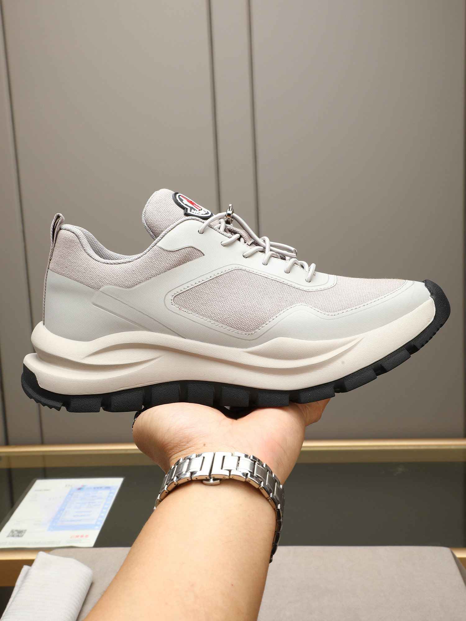 NO:354053,P Moncler men's outdoor lace-up sneakers are comfortable and anti-slip, designed for outdoor running or urban stroll. They are both innovative, functional and graphic details, drawing inspiration from the mountain atmosphere and interpreting fashion. They are spliced ​​with a variety of original materials, and the upper is designed with shoelaces and rubber inserts. The sole is made of foamed and ultra-light sole, which has high elasticity and high wear resistance, and improves comfort!  39-44 (38 45 customized), Moncler, sneakers19860909P Moncler蒙口男士户外系带运动鞋,具有舒适防滑性能,专为户外跑步或都市漫步而设.兼备创新、功能性与图形细节于一体,从高山氛围汲取灵感,诠释潮流时尚.多种原版材料拼接而成,鞋面采用鞋带和橡胶嵌件设计,大底采发泡超轻大底,具有高弹性高耐磨性,提高舒适性！39-44(38 45定做),,Moncler,sneakers,Men's shoes