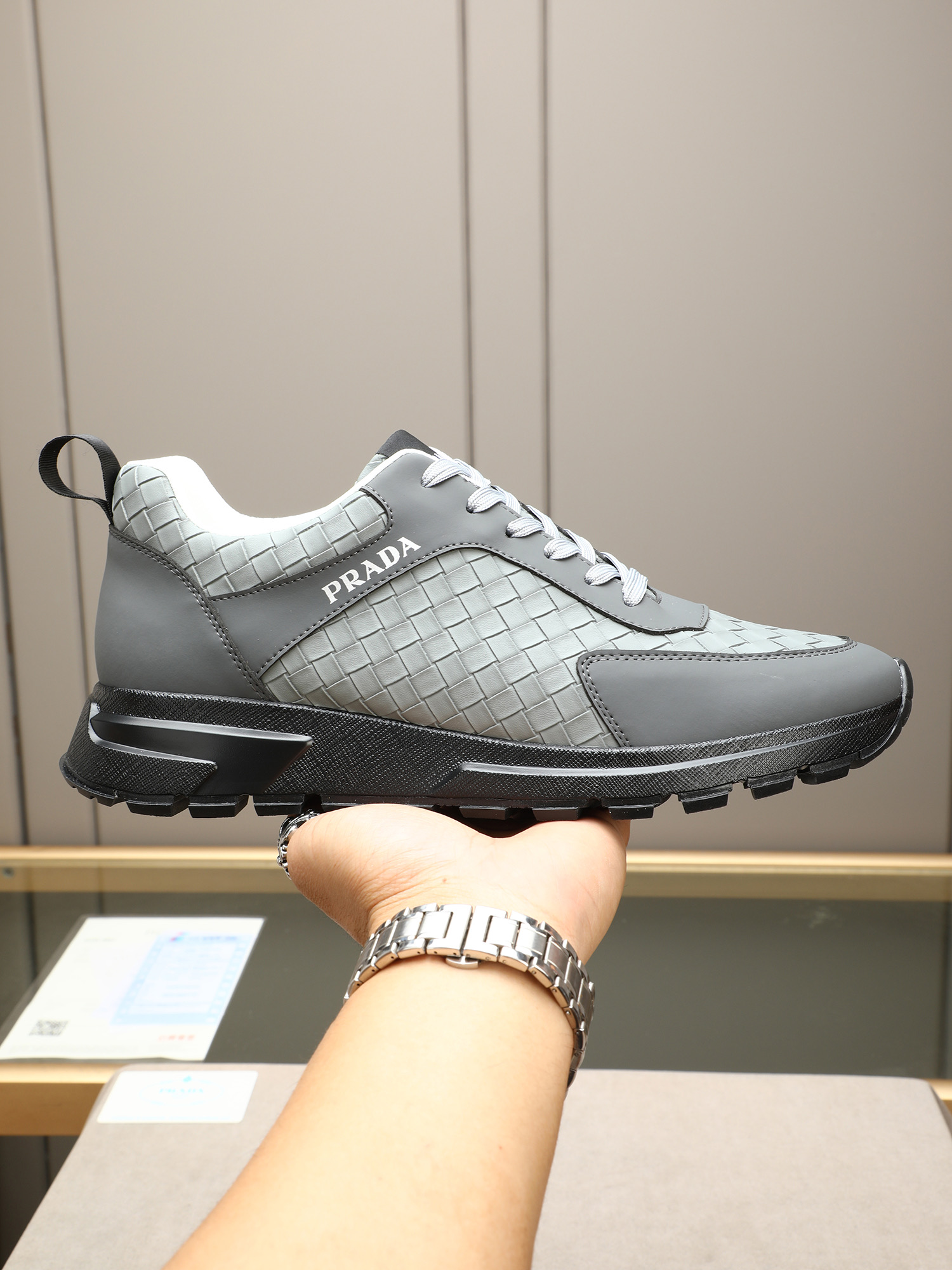 NO:354079,P Prada's face is made of cowhide and mesh, with a super light foaming and large sole, which is convenient to put on the feet, light, comfortable and elastic, trendy and fashionable!  !  !  3 colors. Code count 38-44 (45 customized), prada, cowhide19860909P普拉达面部采用牛皮编织+网里,发泡超轻大底,上脚方便,轻盈舒适有弹力,新潮时尚！！！3色.码数38-44（45定做）,,prada,cowhide,Men's shoes