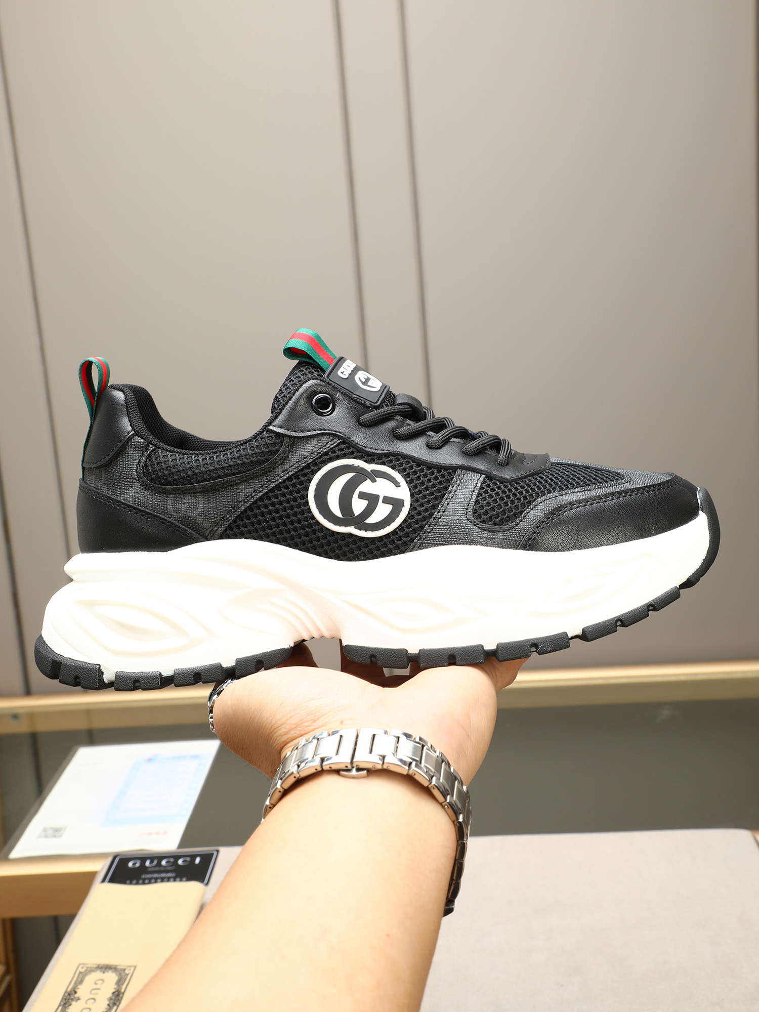 NO:351997,P Guqi sports shoes size38-44 (45 customized) New sports shoes with various materials and exquisite lines [strong] [strong] [strong] and classic logo with shoe tongue, full of impact!  Super lightweight and wear-resistant large sole!  ,,sneakers19860909P 古奇 运动鞋 size38-44（45定做） 全新运动鞋多种材料接拼精致线条[强][强][强]与鞋舌经典Logo,冲击力十足！发泡超轻耐磨大底！,,sneakers,Men's shoes