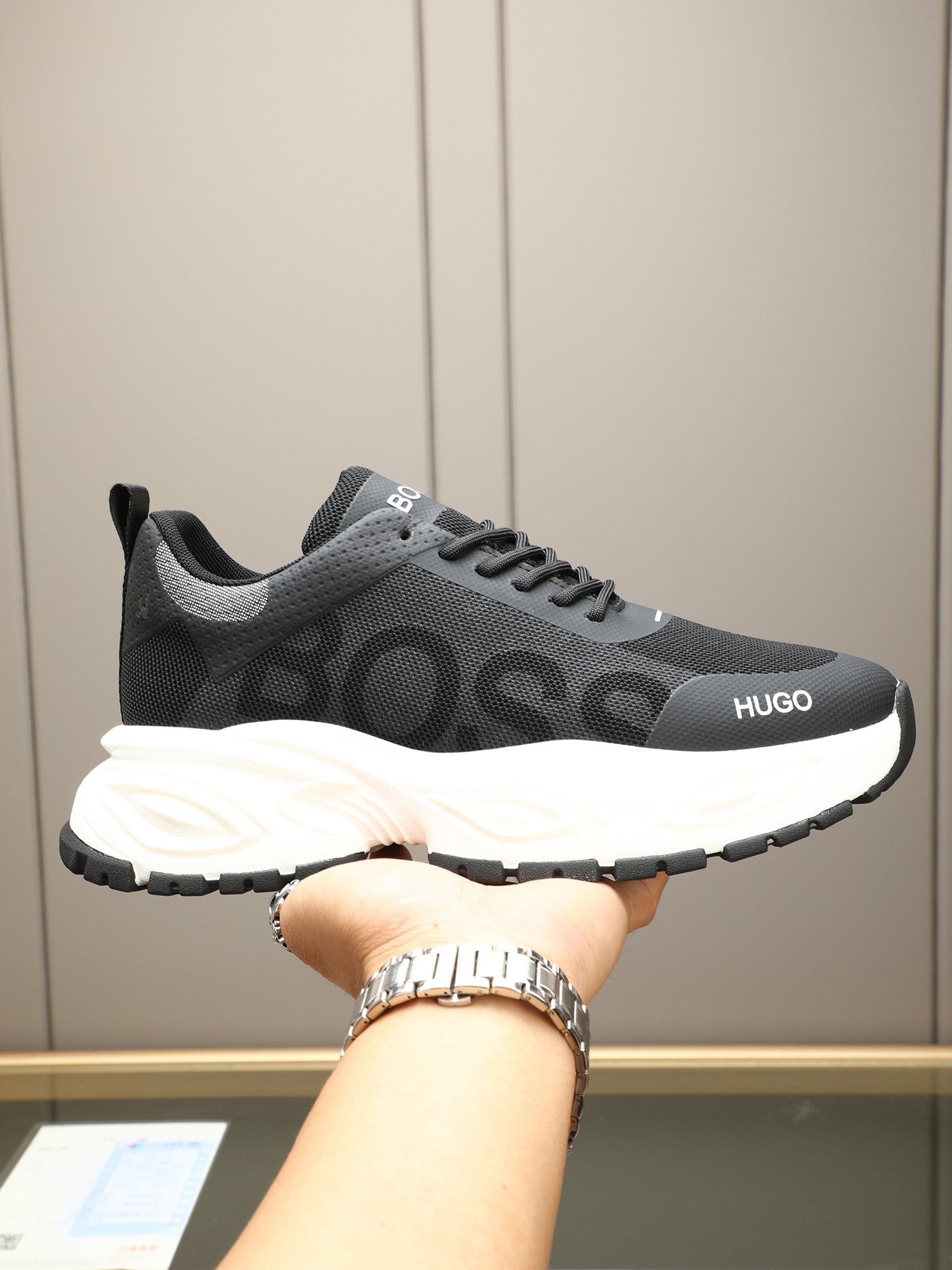 NO:351882,P【BOSS】A top fashion brand, a men's shoes that can control various styles. The upper is made of various materials, and the inner part is imported mesh, which is sweat-absorbing and comfortable. The foamed sole design is the top priority - lightweight, comfortable. Extremely tested process requirements: Two colors are available: 38-44 (customized for 45),19860909P【BOSS】 时尚顶级潮牌,一款能驾驭各种风格男鞋,鞋面由多种材质拼接而成,内里为进口网布,吸汗舒适,发泡大底设计是重中之重-轻便.舒适.极度考验工艺要求:双色可选:38-44（45定做）,,Men's shoes