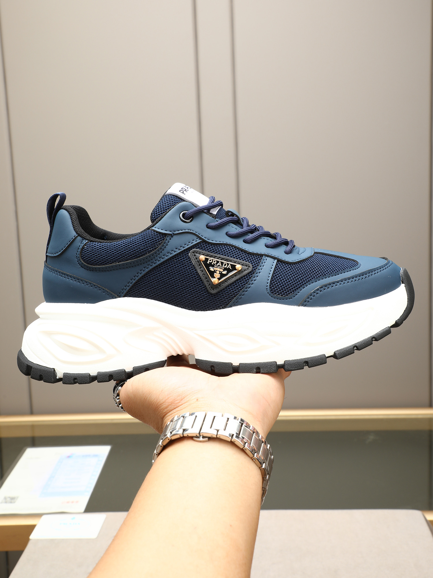 NO:351899,P【Prada】A top fashion brand, a men's shoes that can control various styles. The upper is made of various materials and the inner part is imported mesh, which is sweat-absorbing and comfortable, and the foamed sole is light and comfortable. Extremely tested process requirements: 4 colors available: 38-44 (customized for 45), prada19860909P【普拉达】 时尚顶级潮牌,一款能驾驭各种风格男鞋,鞋面由多种材质拼接而成,内里为进口网布,吸汗舒适,发泡大底轻便.舒适.极度考验工艺要求:4色可选:38-44（45定做),,prada,Men's shoes