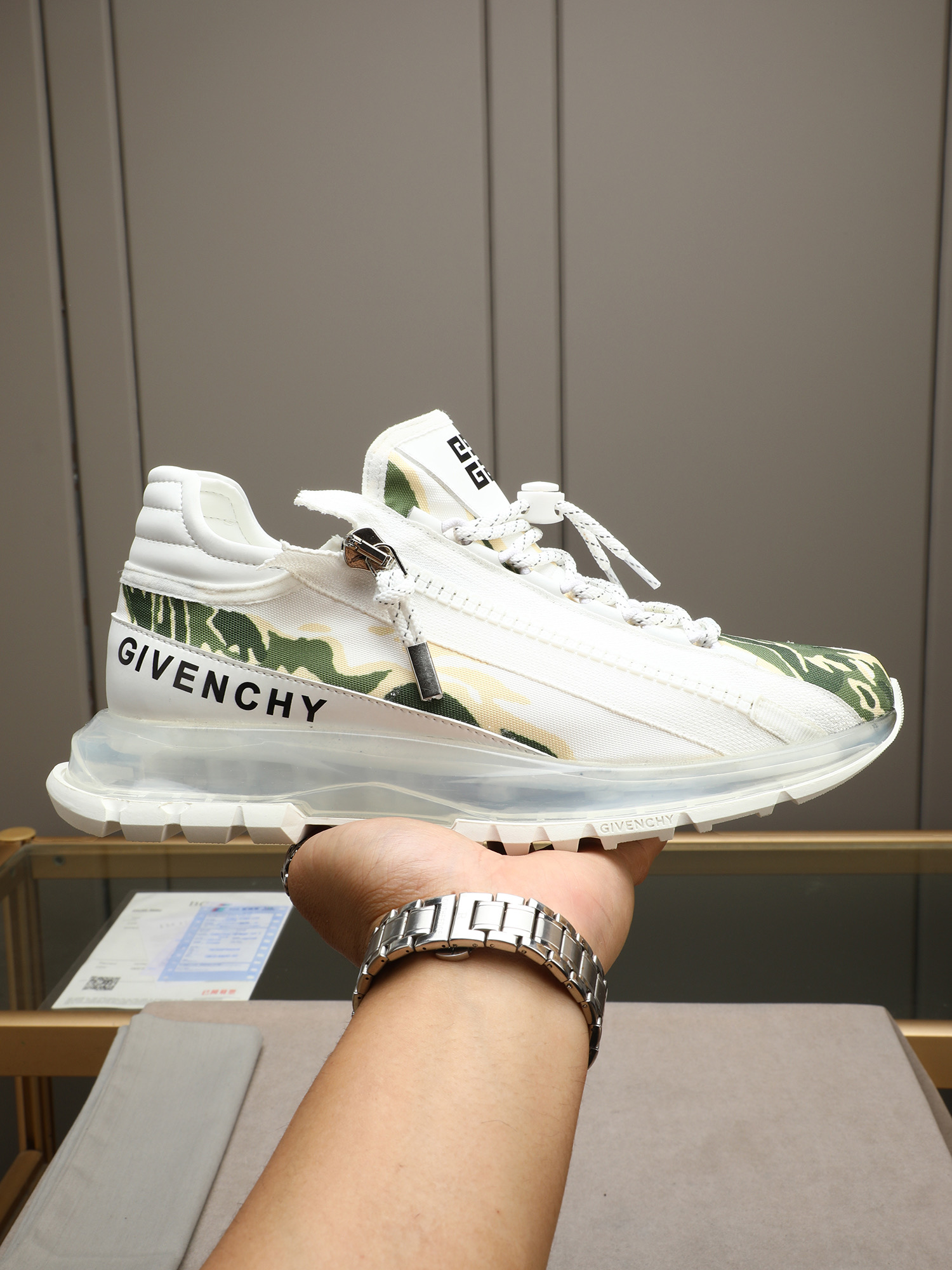 NO:345859,P G I V E N C H Y Givenchy 2025 new model, counter synchronization, everyone has a pair, not to be missed, buy the counter version, completely 1:1, custom-made top version, original display provides comparison, let the big products be different from the original (real objects and pictures to witness 1 fabric original top layer cowhide punching 2 inner breathable inside! Dry and comfortable 3 soles genuine exclusive private mold air cushion sole [Size] number 38-44. Customized 45, given, cowhide19860909P G I V E N C H Y 纪梵希2025新款 专柜同步 人手一双 不容错过 专柜买版 完全1:1 开模定制顶级版本 原版展示提供对比 让大货做到和原版0区别（实物和图片来见证1面料原版头层牛皮冲孔 2内里透气里！ 干爽 舒适3鞋底正品独家私模气垫大底【Size】码数38-44. 可定做45,,givenchy,cowhide,Men's shoes