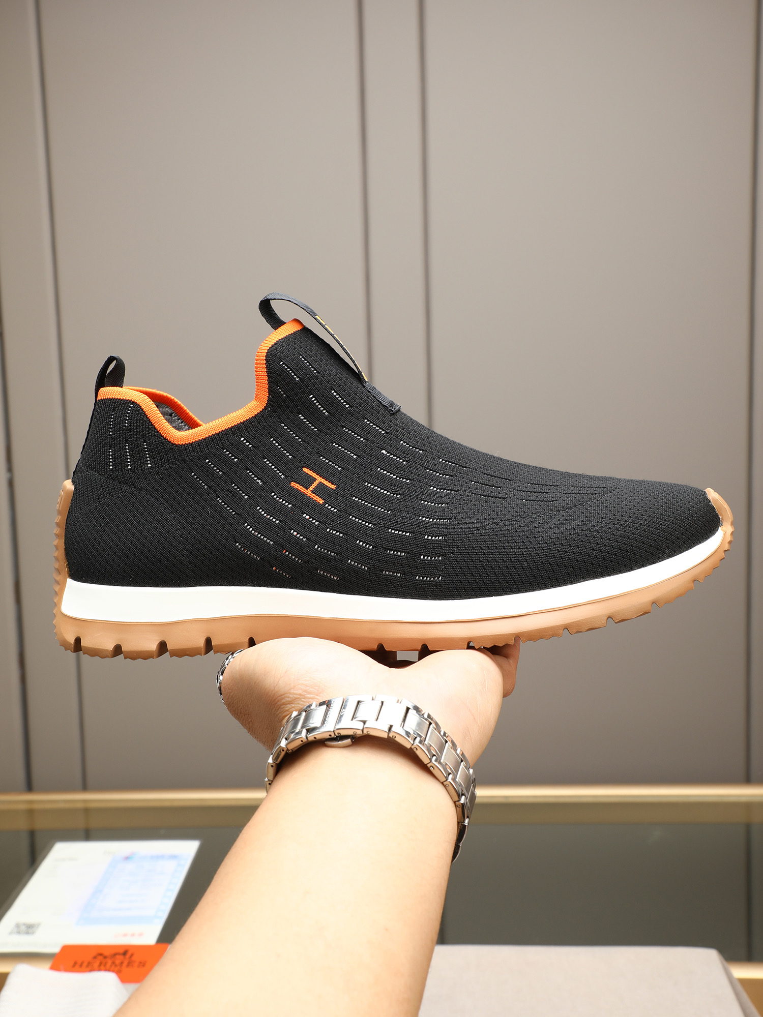 NO:351961,P HERME* Hermes fashion casual sneakers, sophisticatedly crafted, customized imported flying weaving, layered upper with clear lines, sheepskin inner foot pads, lightweight high-end sole. Light luxury style, retro comfortable round toe, breathable and not stuffy at the upper, simple and atmospheric, comfortable and trendy on the feet!  Number of codes 38/44 (45 customization), hermes, hermes, sneakers, sheepskin19860909P HERME*爱马仕时尚休闲运动鞋,精工打造,定制进口飞织制作,叠层设计鞋面线条感层次分明,羊皮内里脚垫,轻质高端大底.轻奢风格,复古的舒适圆头,鞋面透气不闷脚,简约大气,上脚舒适富有潮流感！码数38/44（45定制）,,hermes,hermes,sneakers,sheepskin,Men's shoes