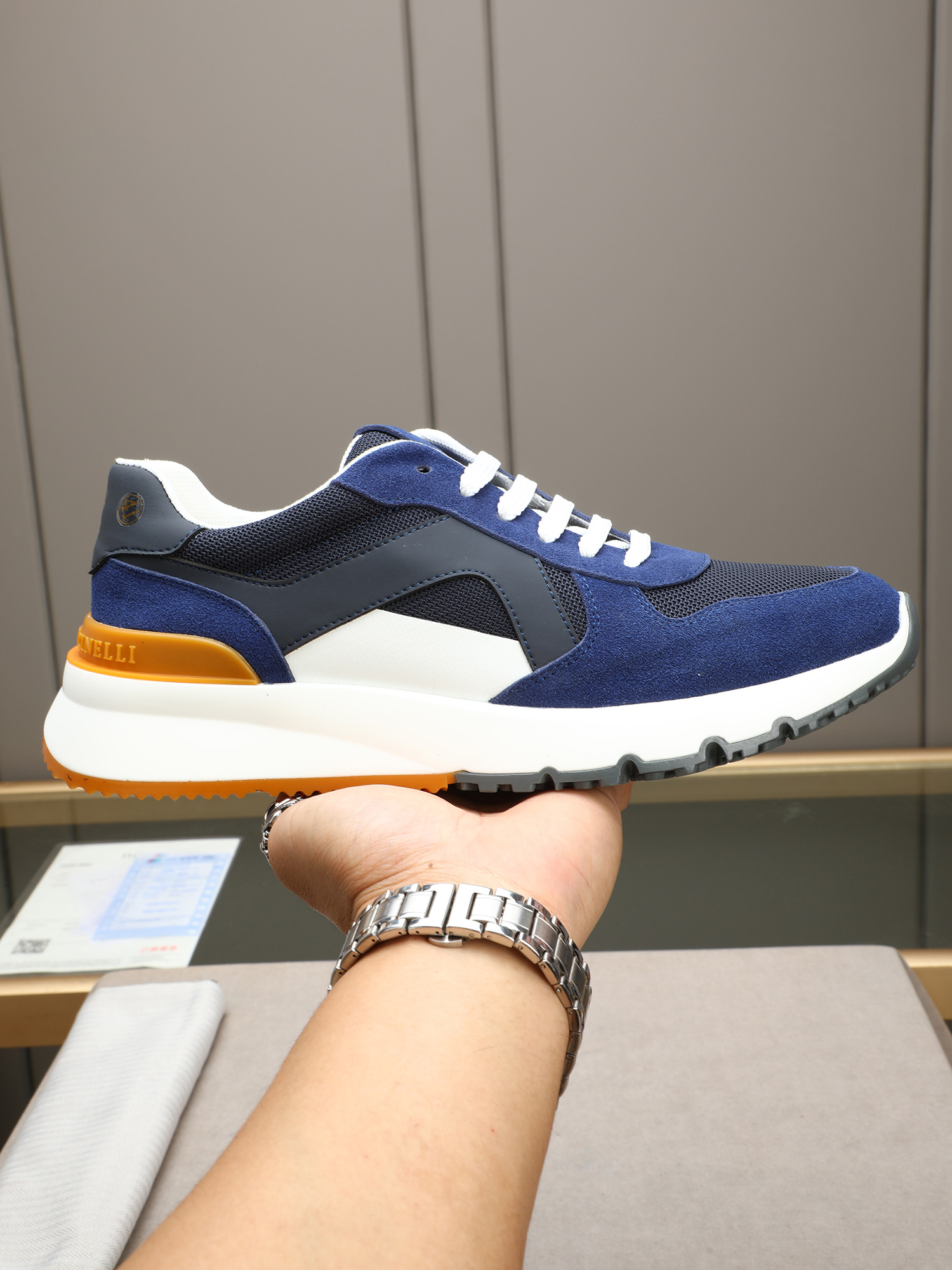 NO:730137,PBrunello Cucinelli is the world's top luxury brand from Italy. This BC men's shoe is carefully designed and uses Italian custom-made soft calf leather and imported mesh lining!  The last structure is impeccable. It is comfortable, breathable and non-stuffy, does not fade or slip. The environmentally friendly and harmless TPU outsole is formed in one piece and is clean and does not need to be glued. The texture is overwhelming and you can see the luxury. 5 colors to choose from!  Code:38-44(45 customized),, brunello cucinelli,cowhide19860909PBrunello Cucinelli来自意大利的世界顶级奢侈品牌,此款BC男鞋更是精心设计,选用意大利定制柔软小牛皮进口网布洗羊里！楦型结构都无可挑剔.上脚舒服透气不闷脚,不掉色,不打滑,环保无害TPU大底一体成型,干净不开胶.质感爆棚 看得见的奢华 5色选！码:38-44(45定做),,brunello cucinelli,cowhide,Men's shoes