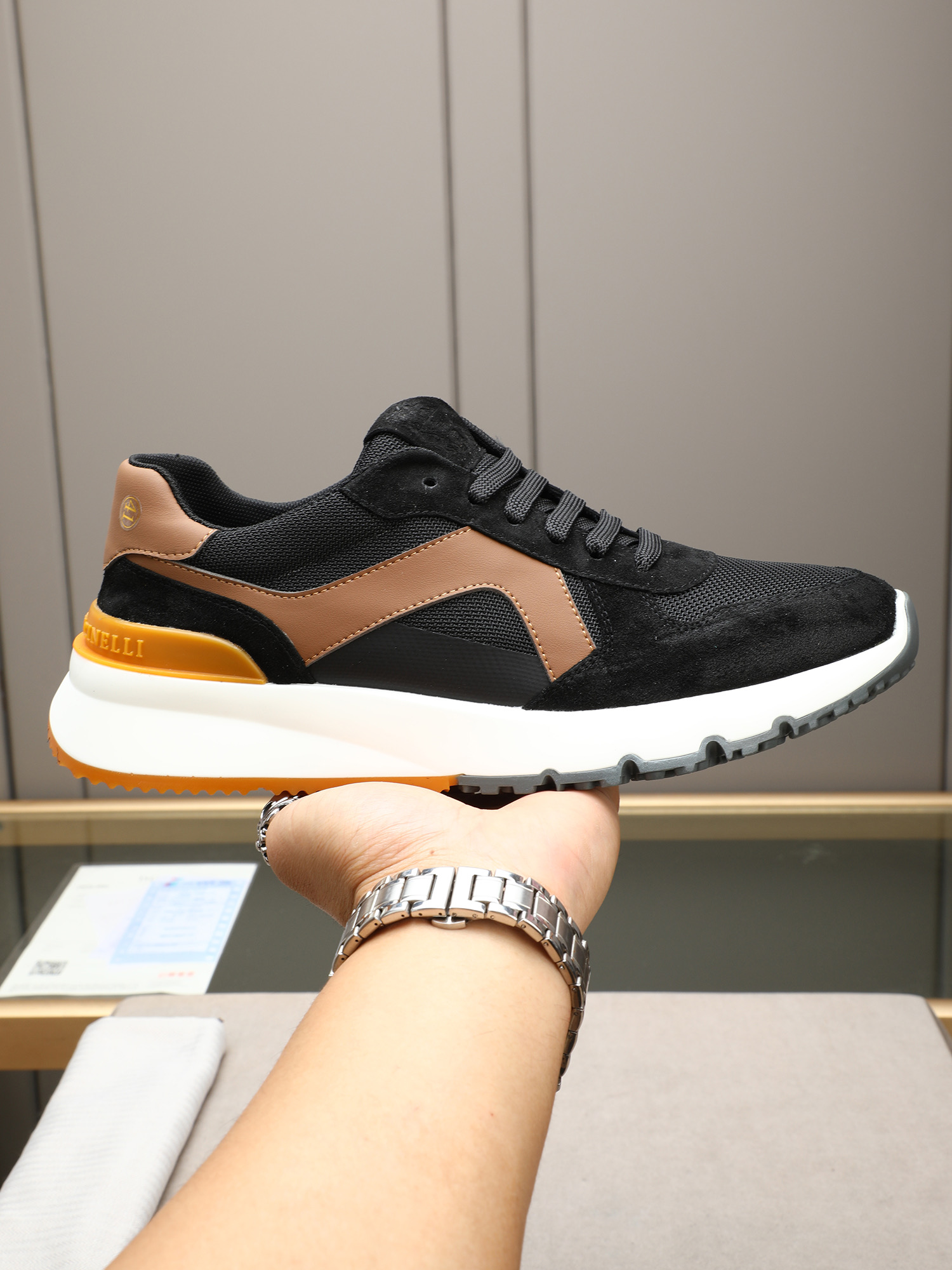 NO:730144,P Brunello Cucinelli is the world's top luxury brand from Italy. This BC men's shoe is carefully designed and made of Italian custom-made soft calf leather and imported mesh fabric lining!  The last structure is impeccable. It is comfortable, breathable and non-stuffy, does not fade or slip. The environmentally friendly and harmless TPU outsole is formed in one piece and is clean and does not need to be glued. The texture is overwhelming and you can see the luxury. 5 colors to choose from!  Code:38-44(45 customized),, brunello cucinelli,cowhide19860909P Brunello Cucinelli来自意大利的世界顶级奢侈品牌,此款BC男鞋更是精心设计,选用意大利定制柔软小牛皮进口网布洗羊里！楦型结构都无可挑剔.上脚舒服透气不闷脚,不掉色,不打滑,环保无害TPU大底一体成型,干净不开胶.质感爆棚 看得见的奢华 5色选！码:38-44(45定做),,brunello cucinelli,cowhide,Men's shoes