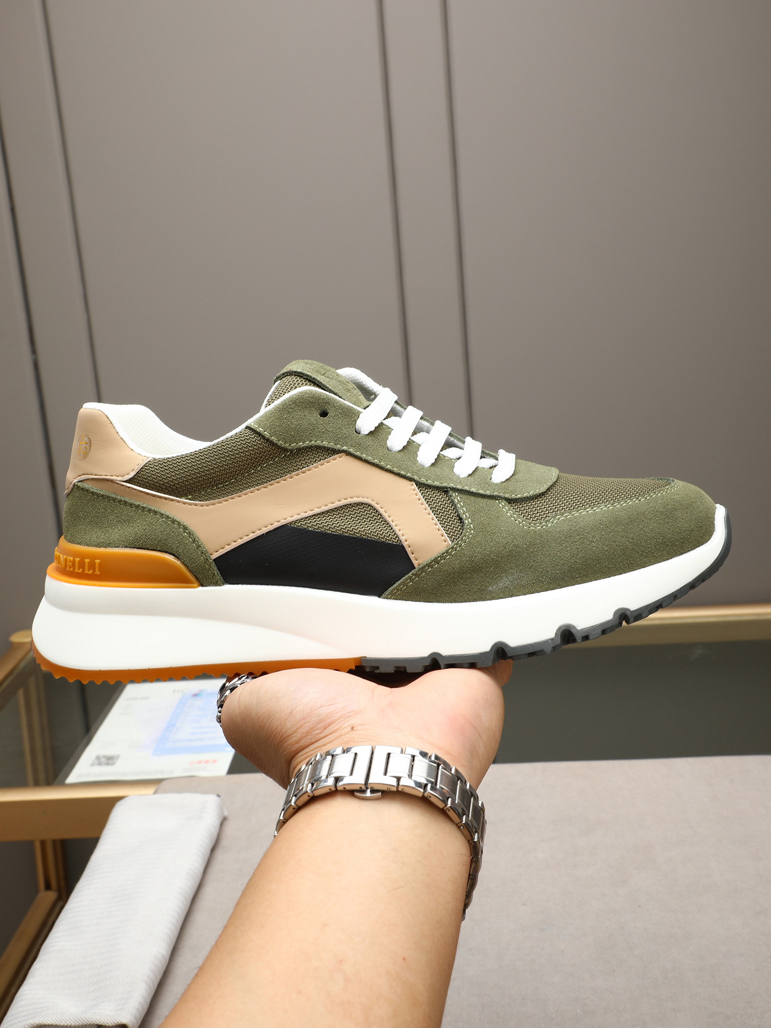 NO:352000,P 2025 new color scheme Brunello Cucinelli comes from Italy's world's top luxury brand. This BC men's shoes are carefully designed and are made of custom-made soft calfskin imported mesh cloth to wash the sheep!  The last structure is impeccable. The foot is comfortable and breathable, does not stuffy, does not fade, does not slip, and is environmentally friendly and harmless TPU bottom is integrated, clean and does not glue. The texture is evident and luxurious. 5 colors are selected!  Code: 38-44 (45 customized), brunello cucinelli,cowhide19860909P 2025新配色 Brunello Cucinelli来自意大利的世界顶级奢侈品牌,此款BC男鞋更是精心设计,选用意大利定制柔软小牛皮进口网布洗羊里！楦型结构都无可挑剔.上脚舒服透气不闷脚,不掉色,不打滑,环保无害TPU大底一体成型,干净不开胶.质感爆棚 看得见的奢华 5色选！码:38-44(45定做),,brunello cucinelli,cowhide,Men's shoes