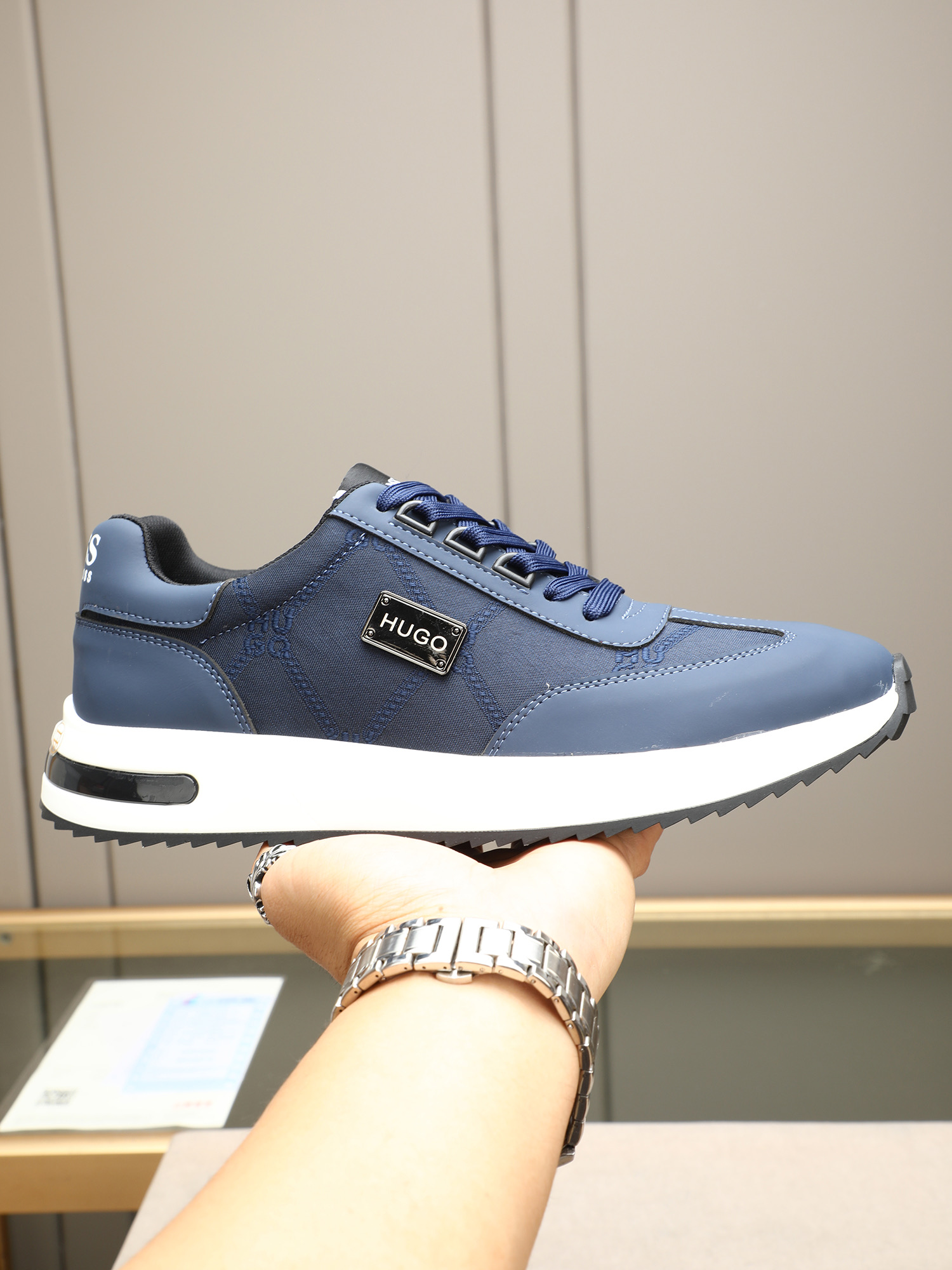 NO:351911,P BOSS2025's latest product, a super stylish casual shoe!  Selected top-layer calfskin breathable mesh with exquisite craftsmanship pattern decorative logo, and the side metal buckle iconic logo is very domineering!  Beautiful!  Code count 38-44 (45 customized) small color selection!  ,,cowhide19860909P BOSS2025最新品,,超级有范儿的一款休闲鞋！精选头层小牛皮透气网里鞋舌精致工艺图案装饰logo,侧面金属扣标志性logo霸气十足！上脚帅气！码数38-44(45定做)小色选！,,cowhide,Men's shoes