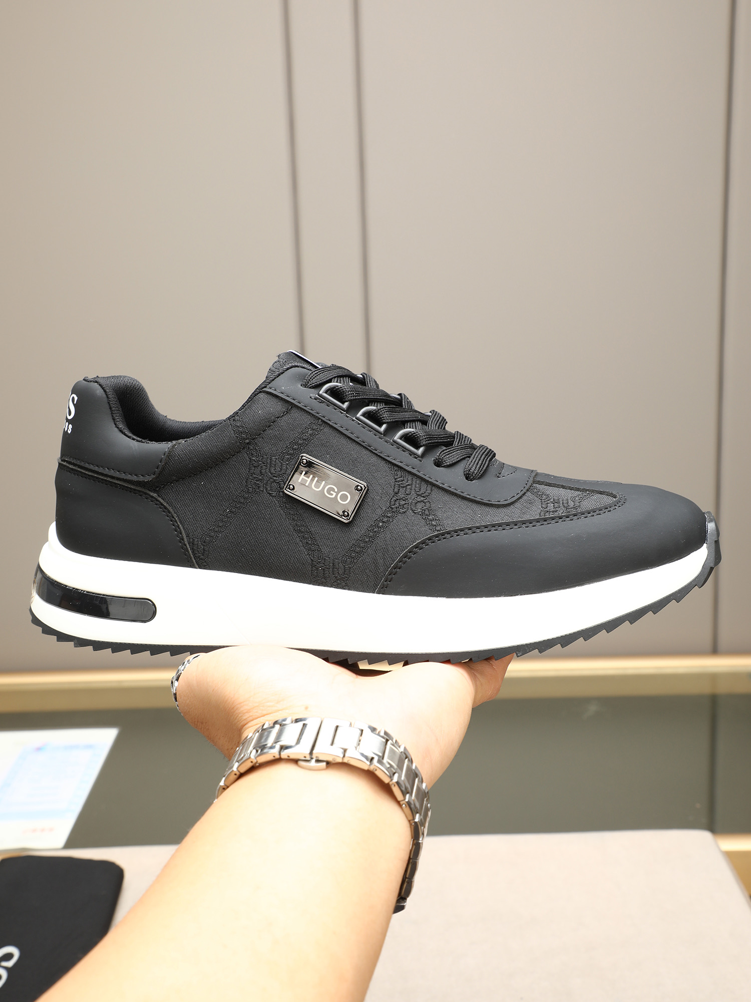 NO:351926,P BOSS2025's latest product, a super stylish casual shoe!  Selected top-layer calfskin breathable mesh with exquisite craftsmanship pattern decorative logo, and the side metal buckle iconic logo is very domineering!  Beautiful!  Number of codes 38-44 (45 customized) 2 colors to choose!  ,,cowhide19860909P BOSS2025最新品,,超级有范儿的一款休闲鞋！精选头层小牛皮透气网里鞋舌精致工艺图案装饰logo,侧面金属扣标志性logo霸气十足！上脚帅气！码数38-44(45定做)2色选！,,cowhide,Men's shoes