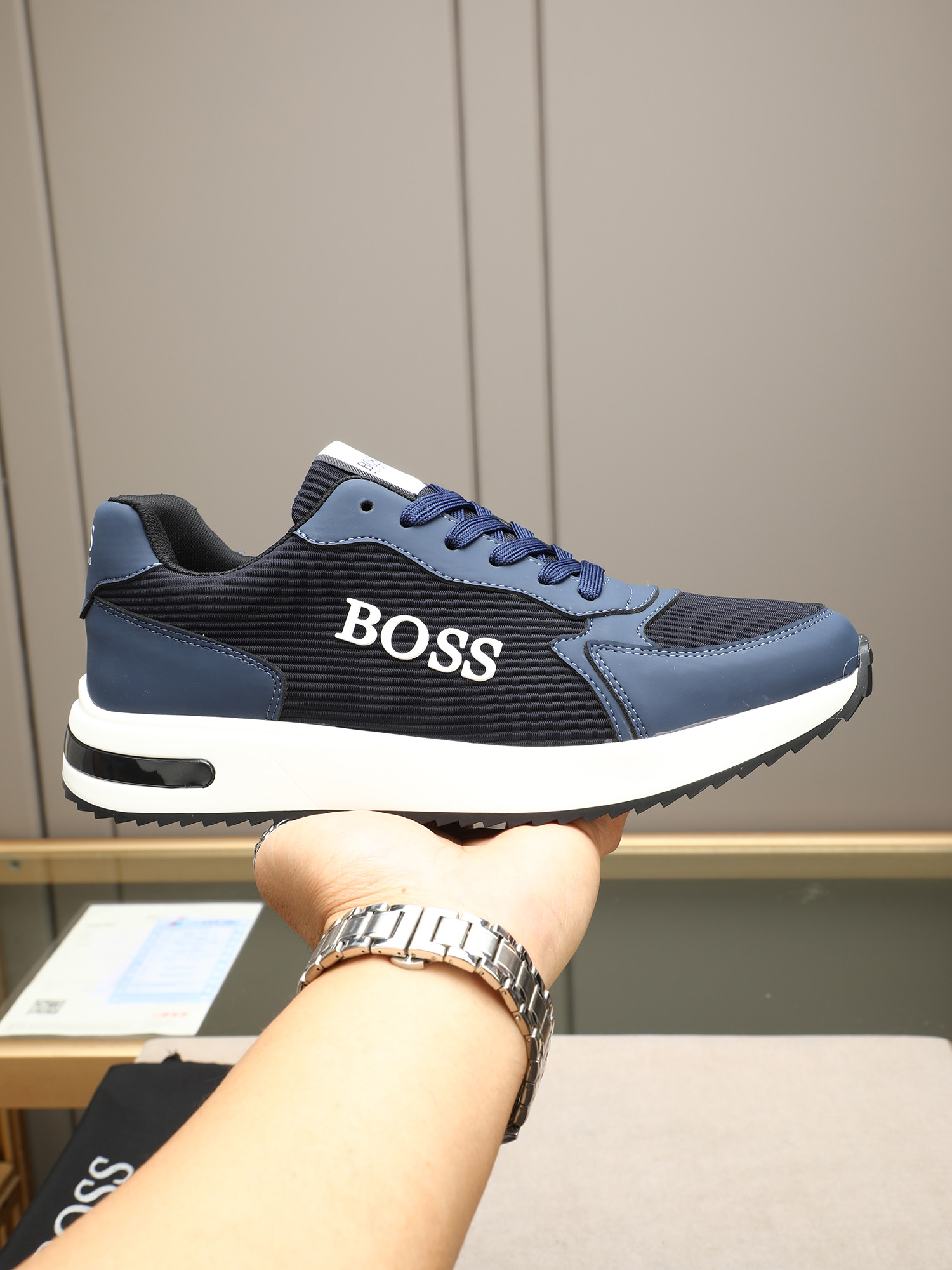 NO:351939,P BOSS2025's latest product, a super stylish casual shoe!  Selected top-layer calfskin breathable mesh with exquisite craftsmanship pattern decorative logos, and the iconic logo on the side is very domineering!  Beautiful!  Number of codes 38-44 (45 customized), cowhide19860909P BOSS2025最新品,,超级有范儿的一款休闲鞋！精选头层小牛皮透气网里鞋舌精致工艺图案装饰logo,侧面标志性logo霸气十足！上脚帅气！码数38-44(45定做),,cowhide,Men's shoes