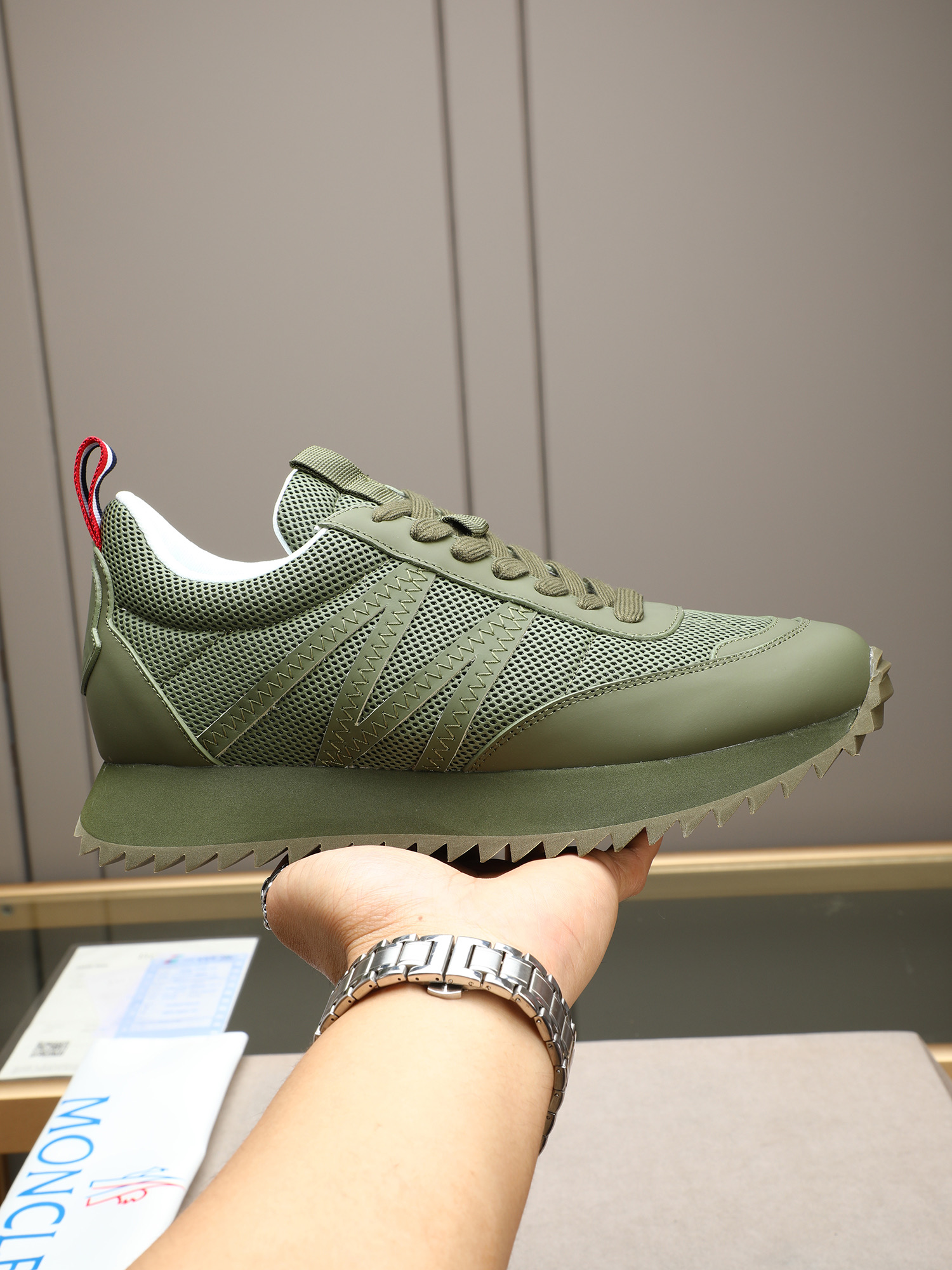 NO:345869,P Moncler men's outdoor lace-up sneakers are comfortable and anti-slip, designed for outdoor running or urban stroll. They are both innovative, functional and graphic details, drawing inspiration from the mountain atmosphere and interpreting fashion. They are spliced ​​with a variety of original materials, and the upper is designed with shoelaces and rubber inserts. The sole is made of foamed and ultra-light sole, which has high elasticity and high wear resistance, and improves comfort!  39-44 (38 45 customized), Moncler, sneakers19860909P Moncler蒙口男士户外系带运动鞋,具有舒适防滑性能,专为户外跑步或都市漫步而设.兼备创新、功能性与图形细节于一体,从高山氛围汲取灵感,诠释潮流时尚.多种原版材料拼接而成,鞋面采用鞋带和橡胶嵌件设计,大底采发泡超轻大底,具有高弹性高耐磨性,提高舒适性！39-44(38 45定做),,Moncler,sneakers,Men's shoes