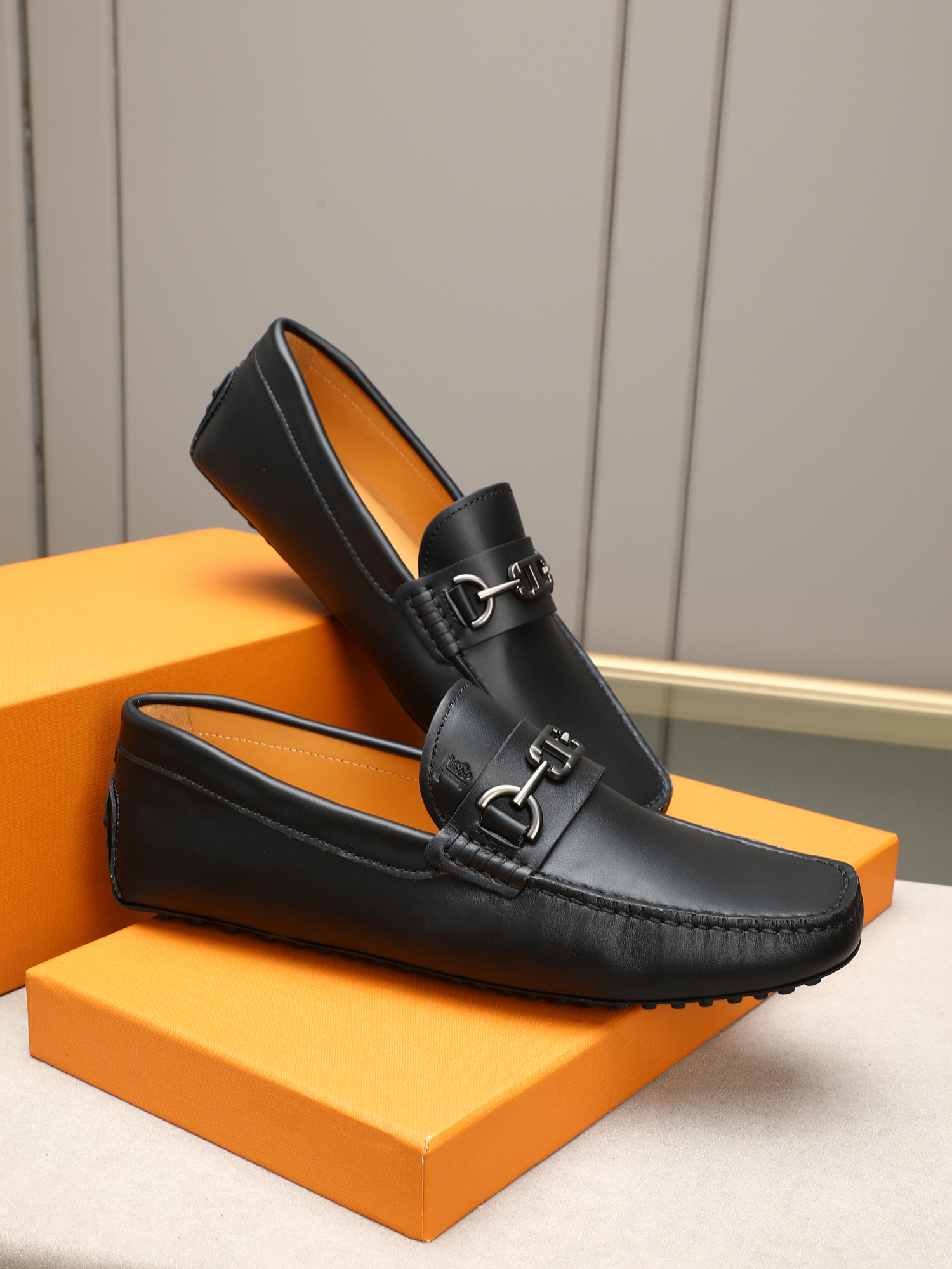 PP280  TOD‘S 高端经典男士豆豆鞋，官网同步，高端品质，顶级版本，原版全套包装
      进口头层小牛皮＋ 水染牛皮内里， 新款配饰扣
        黑色，深灰色，蓝色，咖啡色，铁灰色，白色，军绿色，蛋黄色，红色，浅灰色，杏色
         Size：38-44(45 46定做)现货