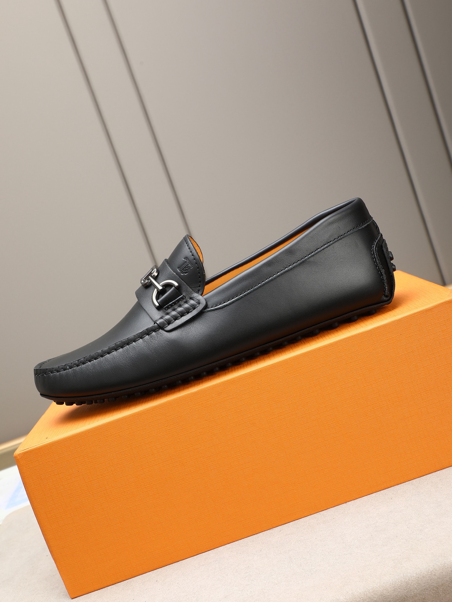 PP280  TOD‘S 高端经典男士豆豆鞋，官网同步，高端品质，顶级版本，原版全套包装
      进口头层小牛皮＋ 水染牛皮内里， 新款配饰扣
        黑色，深灰色，蓝色，咖啡色，铁灰色，白色，军绿色，蛋黄色，红色，浅灰色，杏色
         Size：38-44(45 46定做)现货