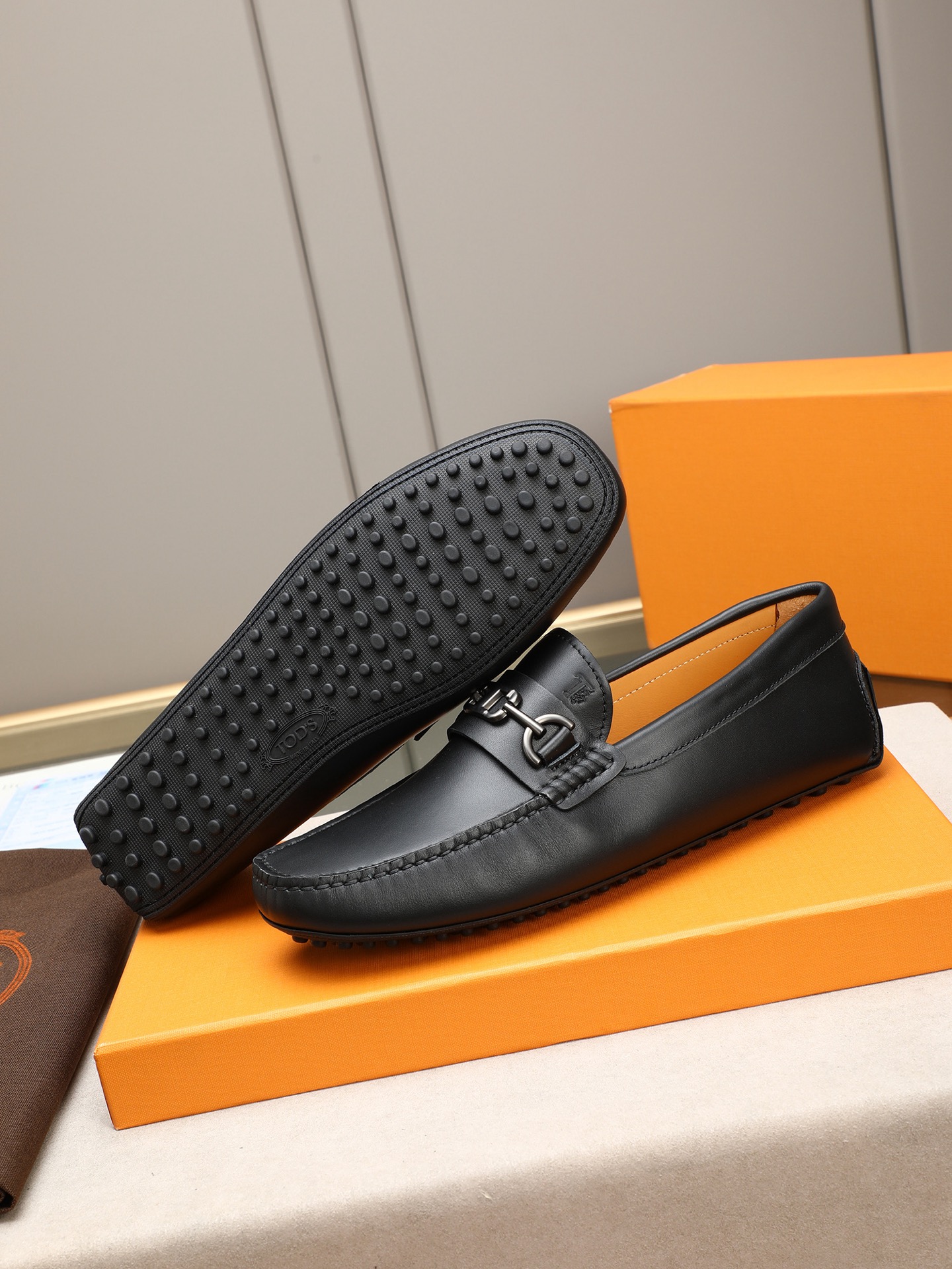 PP280  TOD‘S 高端经典男士豆豆鞋，官网同步，高端品质，顶级版本，原版全套包装
      进口头层小牛皮＋ 水染牛皮内里， 新款配饰扣
        黑色，深灰色，蓝色，咖啡色，铁灰色，白色，军绿色，蛋黄色，红色，浅灰色，杏色
         Size：38-44(45 46定做)现货