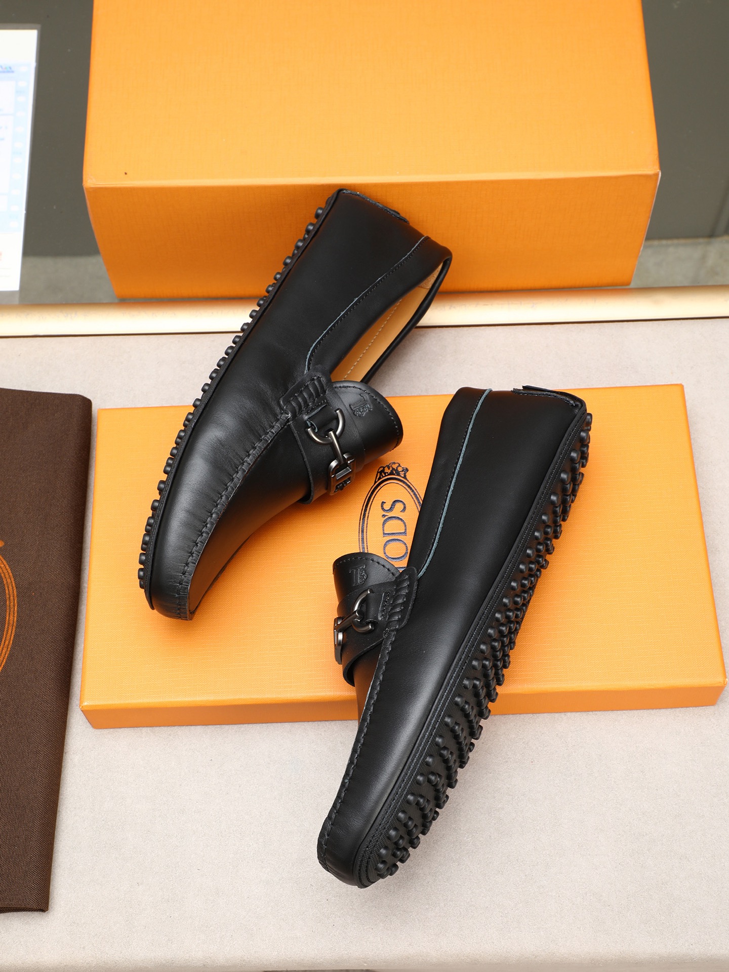 PP280  TOD‘S 高端经典男士豆豆鞋，官网同步，高端品质，顶级版本，原版全套包装
      进口头层小牛皮＋ 水染牛皮内里， 新款配饰扣
        黑色，深灰色，蓝色，咖啡色，铁灰色，白色，军绿色，蛋黄色，红色，浅灰色，杏色
         Size：38-44(45 46定做)现货