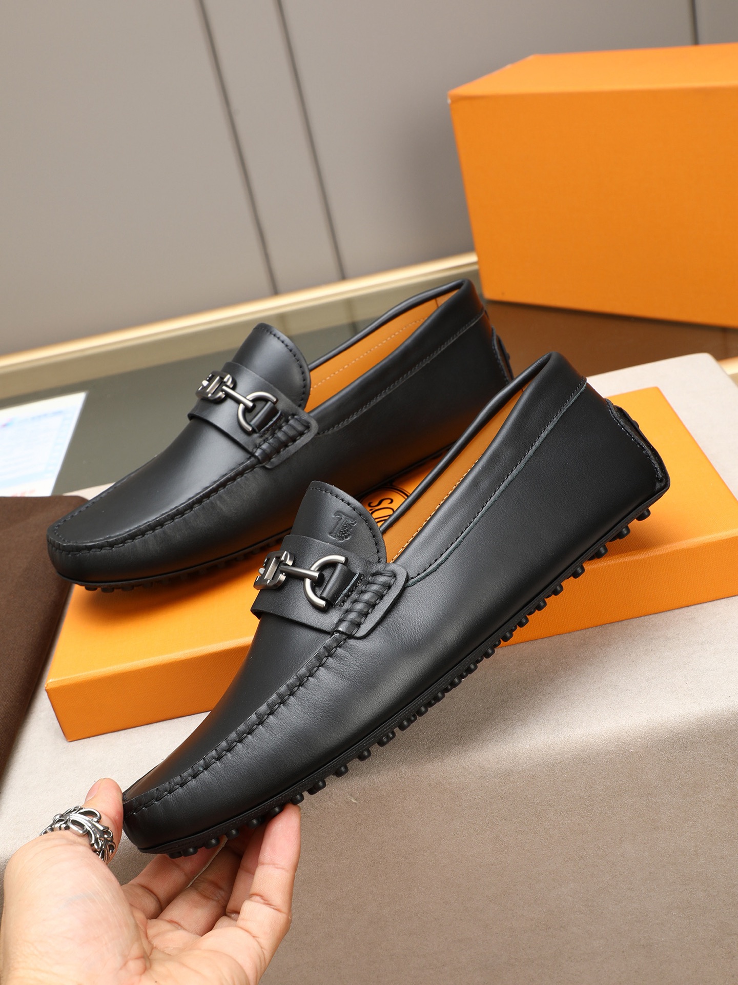 PP280  TOD‘S 高端经典男士豆豆鞋，官网同步，高端品质，顶级版本，原版全套包装
      进口头层小牛皮＋ 水染牛皮内里， 新款配饰扣
        黑色，深灰色，蓝色，咖啡色，铁灰色，白色，军绿色，蛋黄色，红色，浅灰色，杏色
         Size：38-44(45 46定做)现货