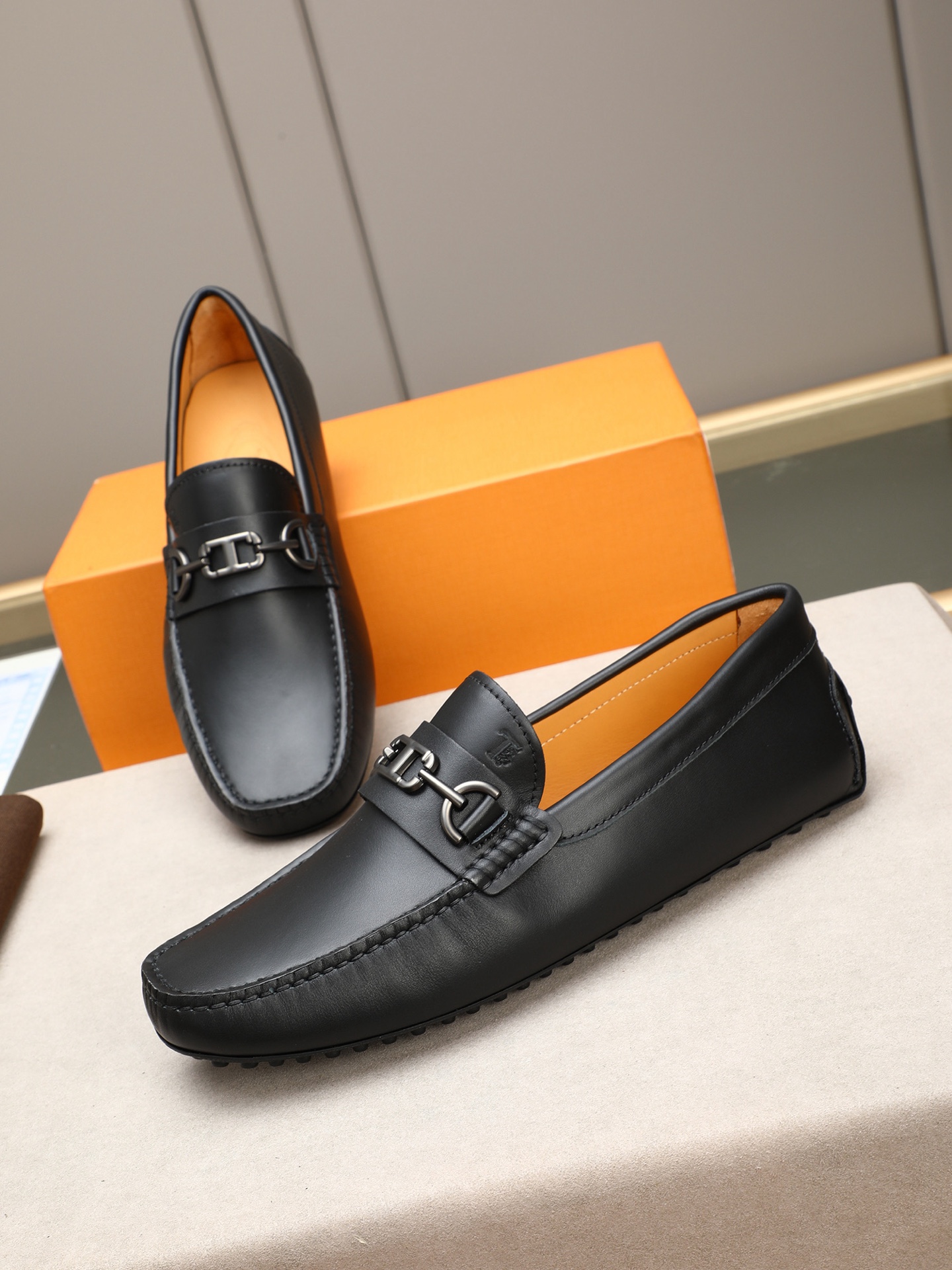 PP280  TOD‘S 高端经典男士豆豆鞋，官网同步，高端品质，顶级版本，原版全套包装
      进口头层小牛皮＋ 水染牛皮内里， 新款配饰扣
        黑色，深灰色，蓝色，咖啡色，铁灰色，白色，军绿色，蛋黄色，红色，浅灰色，杏色
         Size：38-44(45 46定做)现货