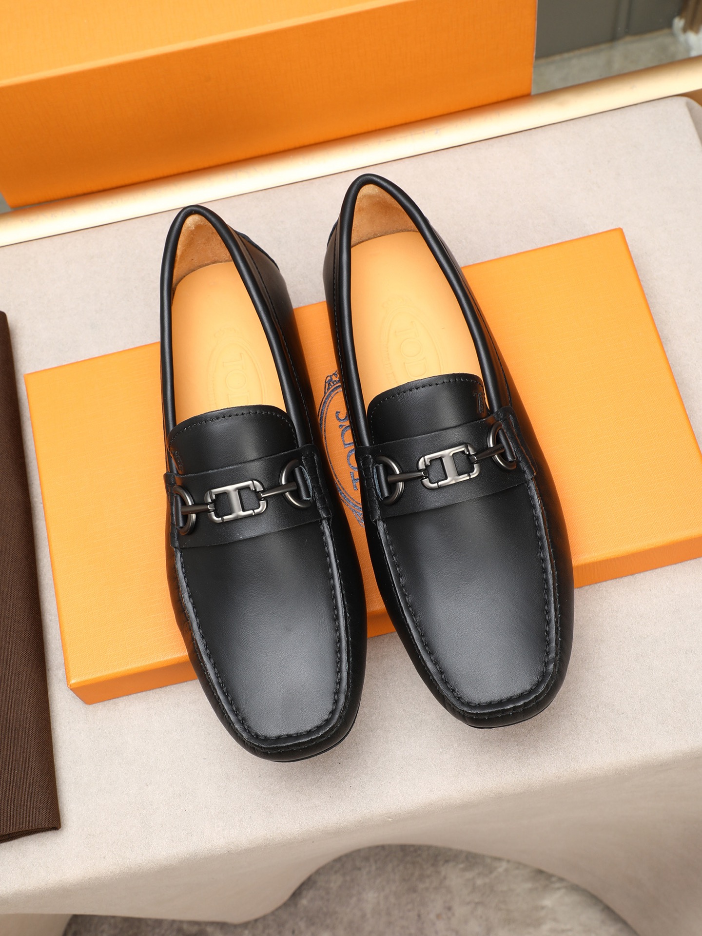 PP280  TOD‘S 高端经典男士豆豆鞋，官网同步，高端品质，顶级版本，原版全套包装
      进口头层小牛皮＋ 水染牛皮内里， 新款配饰扣
        黑色，深灰色，蓝色，咖啡色，铁灰色，白色，军绿色，蛋黄色，红色，浅灰色，杏色
         Size：38-44(45 46定做)现货
