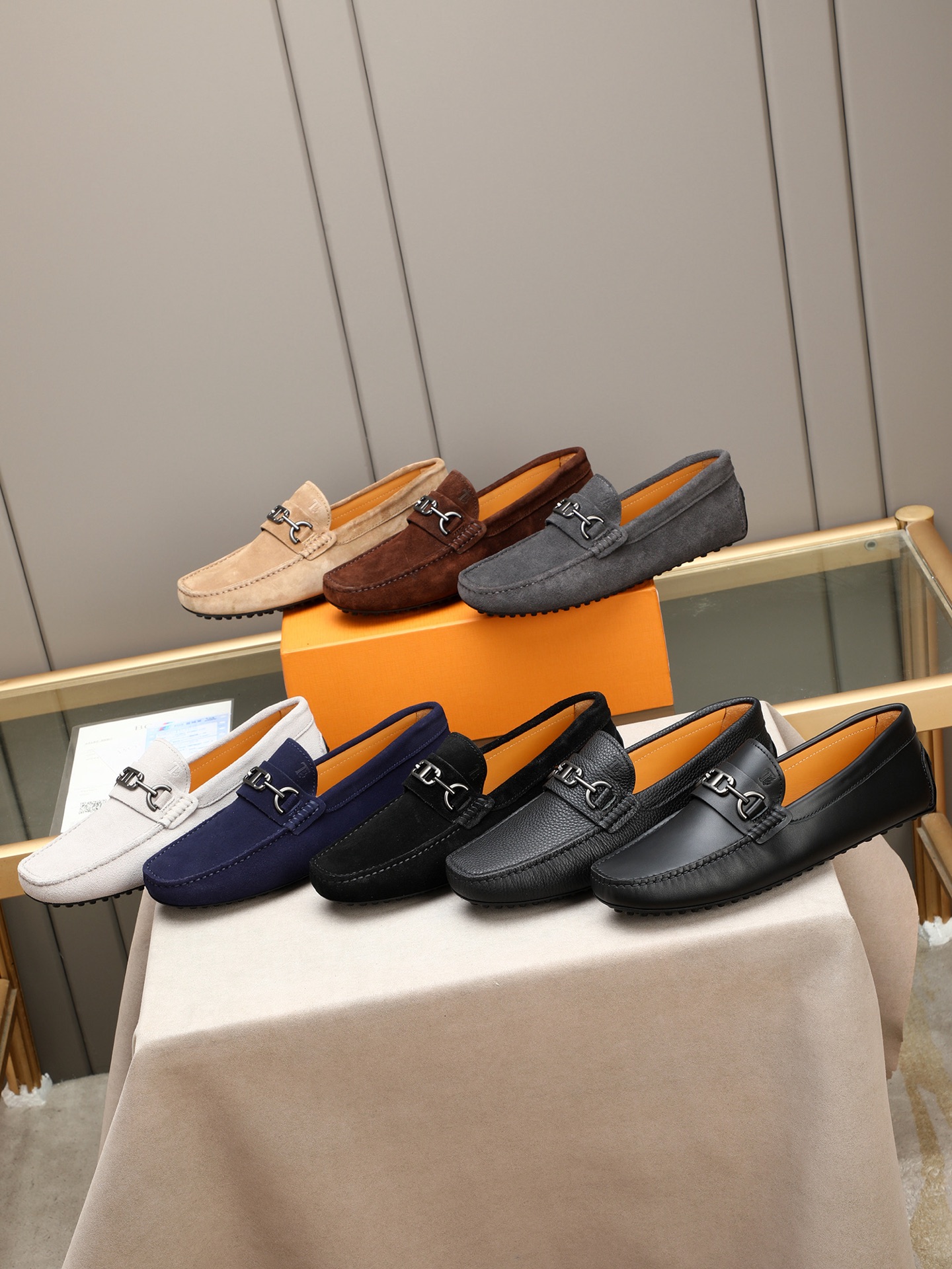 PP280  TOD‘S 高端经典男士豆豆鞋，官网同步，高端品质，顶级版本，原版全套包装
      进口头层小牛皮＋ 水染牛皮内里， 新款配饰扣
        黑色，深灰色，蓝色，咖啡色，铁灰色，白色，军绿色，蛋黄色，红色，浅灰色，杏色
         Size：38-44(45 46定做)现货