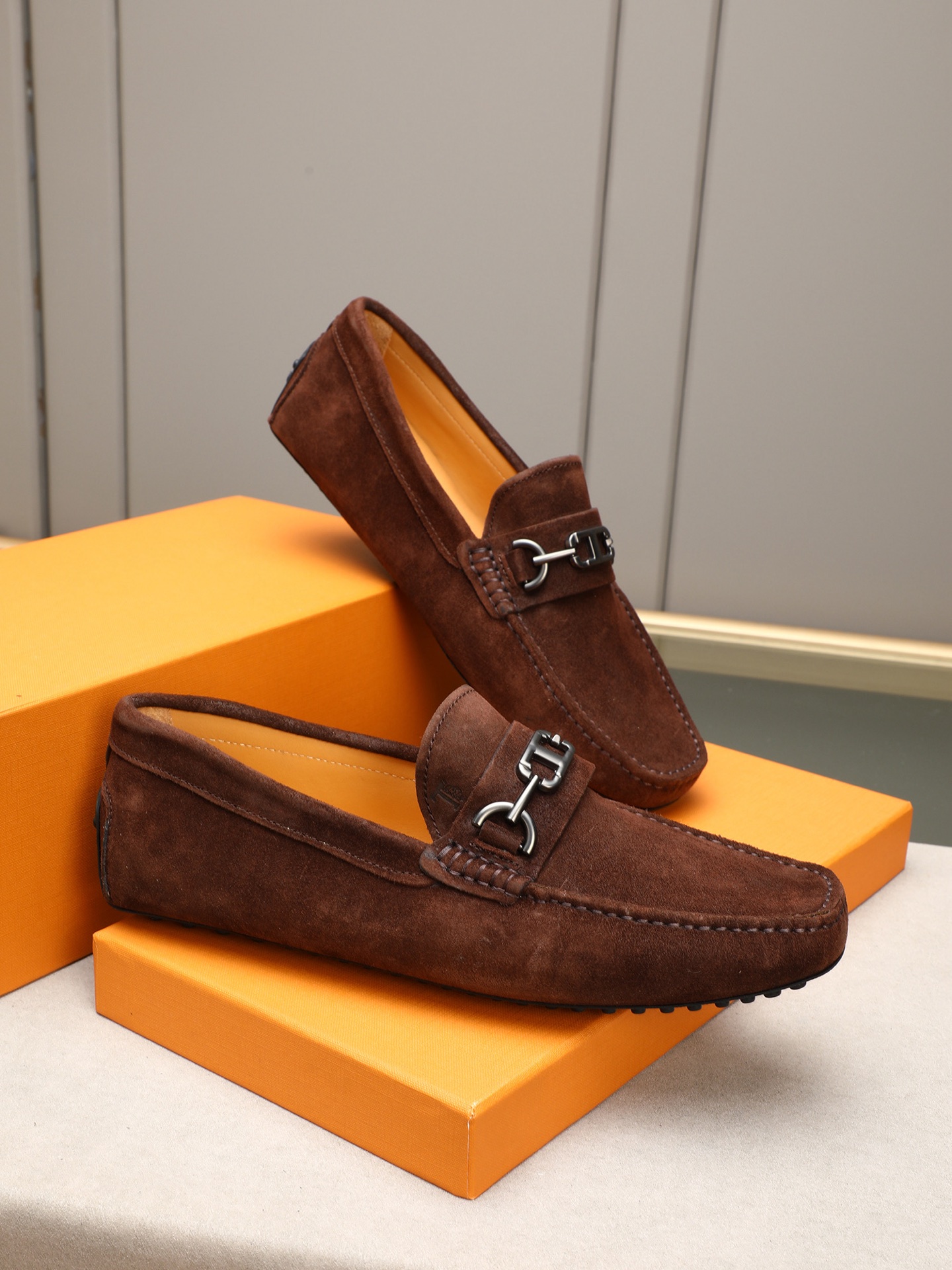 PP280  TOD‘S 高端经典男士豆豆鞋，官网同步，高端品质，顶级版本，原版全套包装
      进口头层小牛皮＋ 水染牛皮内里， 新款配饰扣
        黑色，深灰色，蓝色，咖啡色，铁灰色，白色，军绿色，蛋黄色，红色，浅灰色，杏色
         Size：38-44(45 46定做)现货