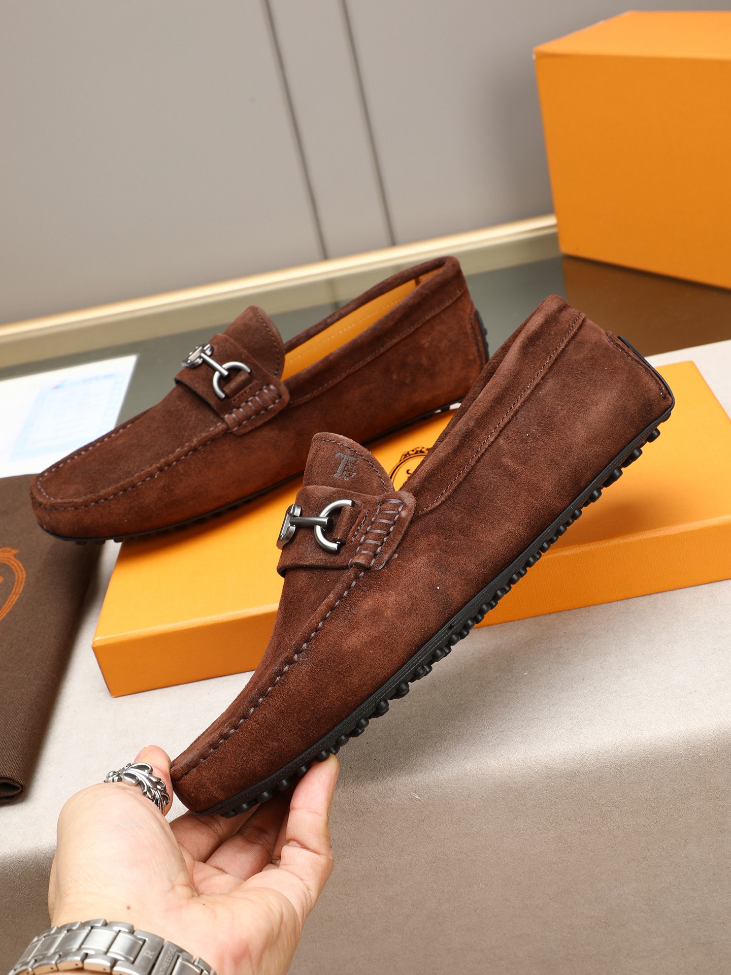 PP280  TOD‘S 高端经典男士豆豆鞋，官网同步，高端品质，顶级版本，原版全套包装
      进口头层小牛皮＋ 水染牛皮内里， 新款配饰扣
        黑色，深灰色，蓝色，咖啡色，铁灰色，白色，军绿色，蛋黄色，红色，浅灰色，杏色
         Size：38-44(45 46定做)现货