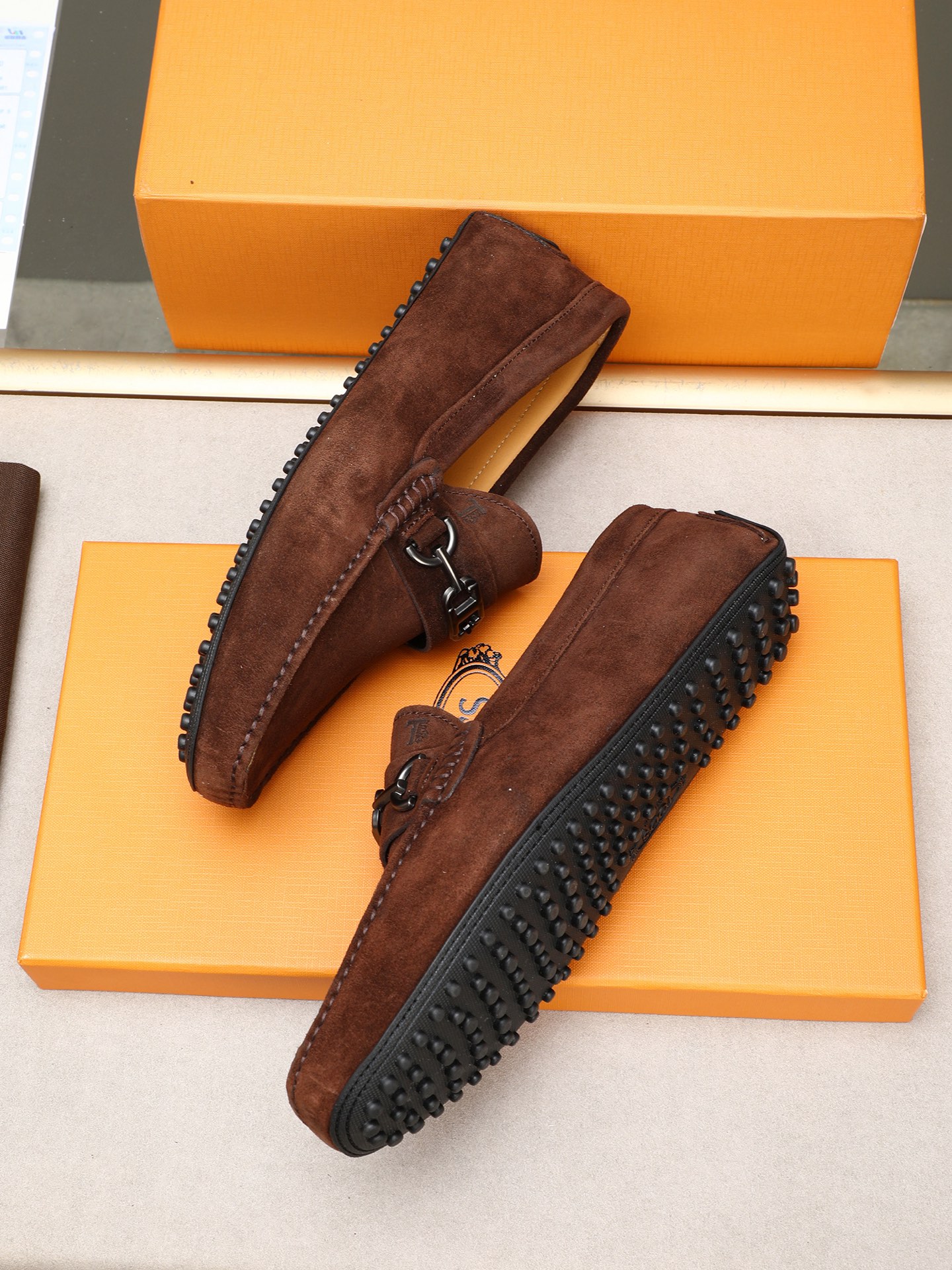 PP280  TOD‘S 高端经典男士豆豆鞋，官网同步，高端品质，顶级版本，原版全套包装
      进口头层小牛皮＋ 水染牛皮内里， 新款配饰扣
        黑色，深灰色，蓝色，咖啡色，铁灰色，白色，军绿色，蛋黄色，红色，浅灰色，杏色
         Size：38-44(45 46定做)现货
