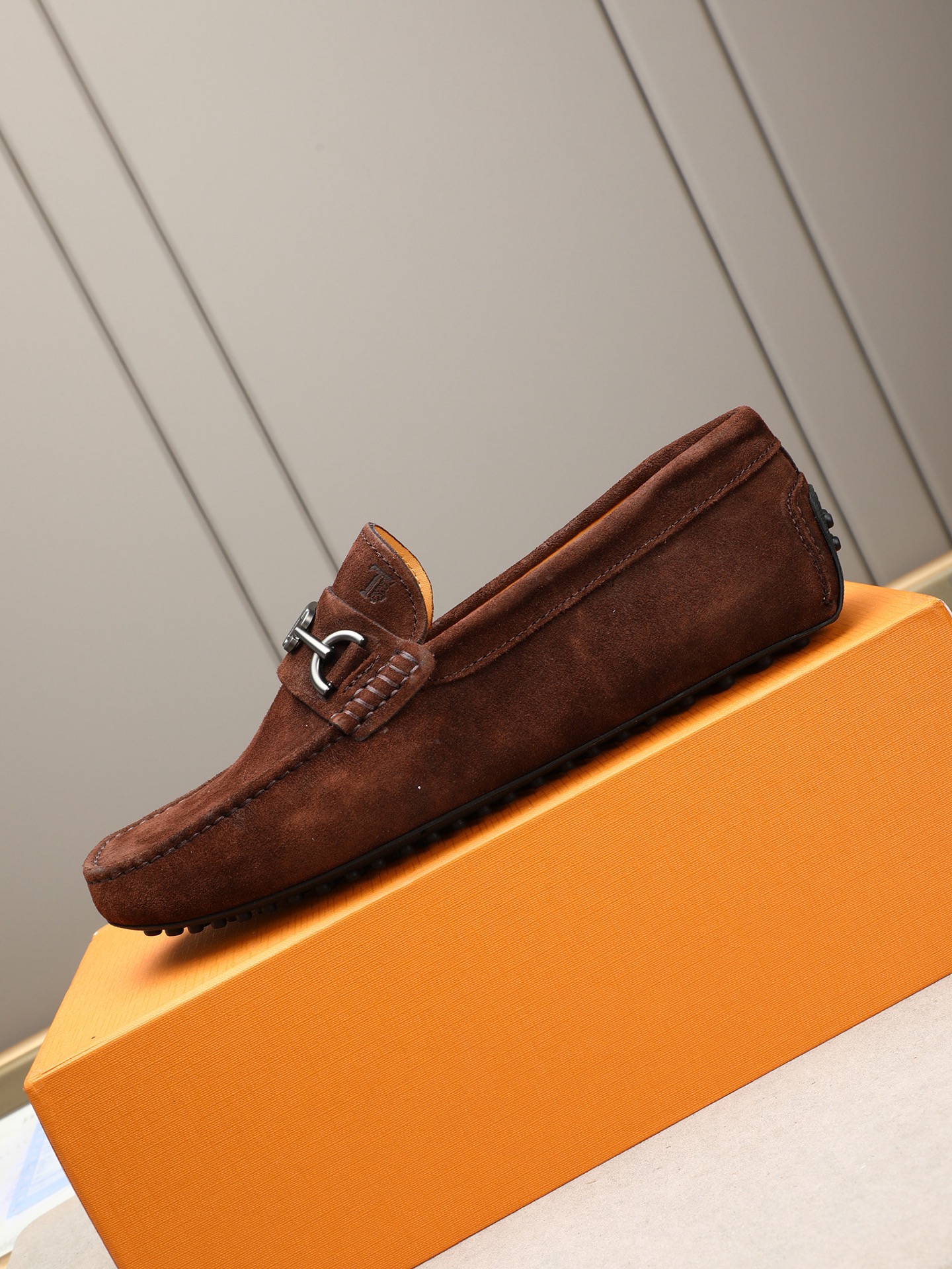PP280  TOD‘S 高端经典男士豆豆鞋，官网同步，高端品质，顶级版本，原版全套包装
      进口头层小牛皮＋ 水染牛皮内里， 新款配饰扣
        黑色，深灰色，蓝色，咖啡色，铁灰色，白色，军绿色，蛋黄色，红色，浅灰色，杏色
         Size：38-44(45 46定做)现货