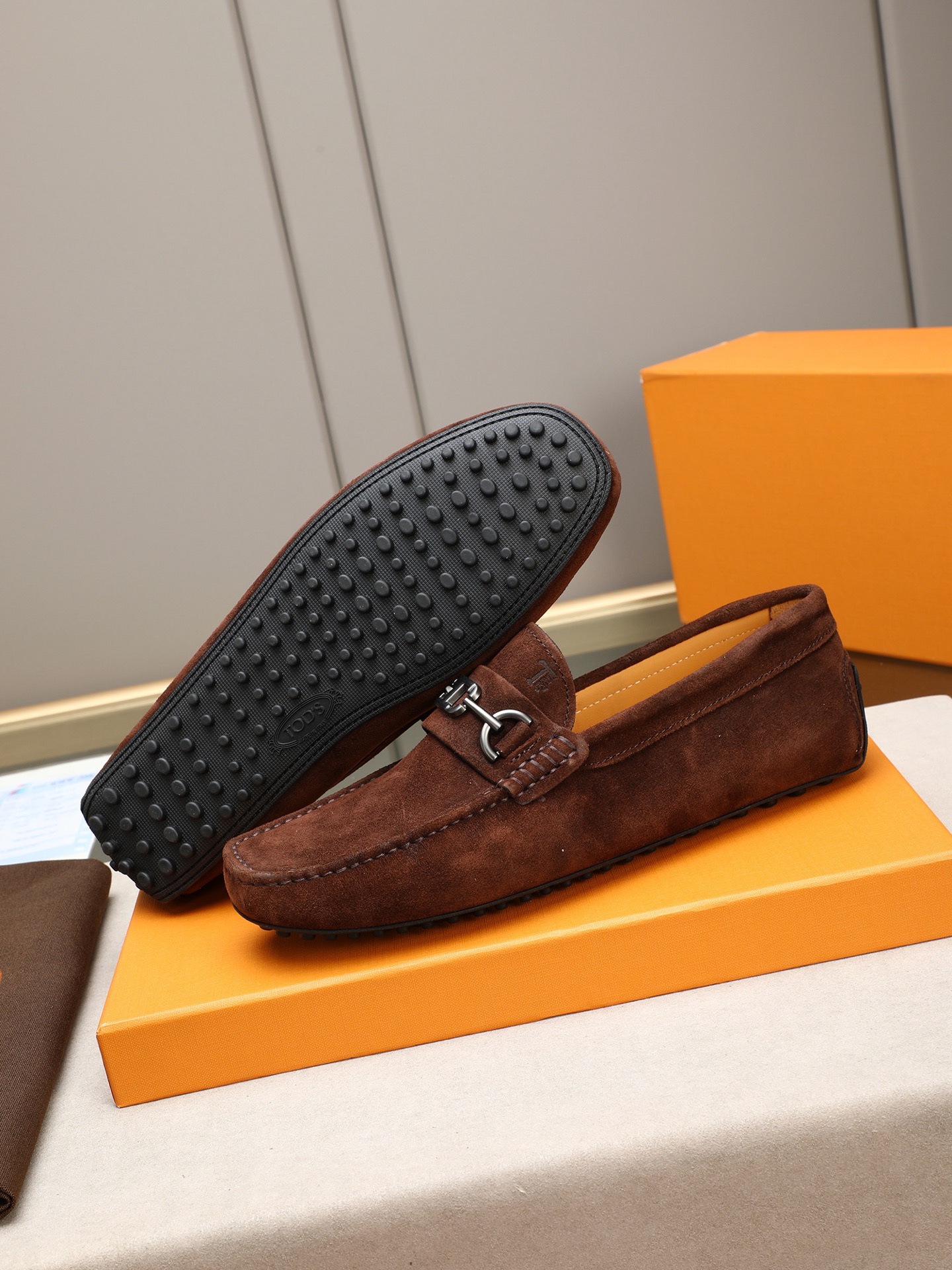 PP280  TOD‘S 高端经典男士豆豆鞋，官网同步，高端品质，顶级版本，原版全套包装
      进口头层小牛皮＋ 水染牛皮内里， 新款配饰扣
        黑色，深灰色，蓝色，咖啡色，铁灰色，白色，军绿色，蛋黄色，红色，浅灰色，杏色
         Size：38-44(45 46定做)现货