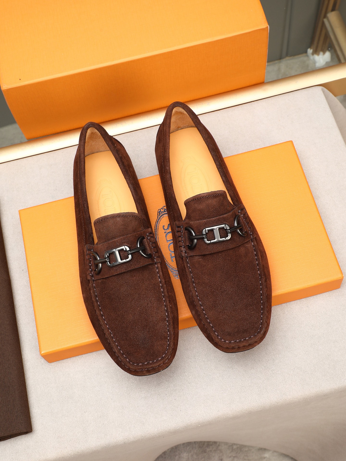 PP280  TOD‘S 高端经典男士豆豆鞋，官网同步，高端品质，顶级版本，原版全套包装
      进口头层小牛皮＋ 水染牛皮内里， 新款配饰扣
        黑色，深灰色，蓝色，咖啡色，铁灰色，白色，军绿色，蛋黄色，红色，浅灰色，杏色
         Size：38-44(45 46定做)现货