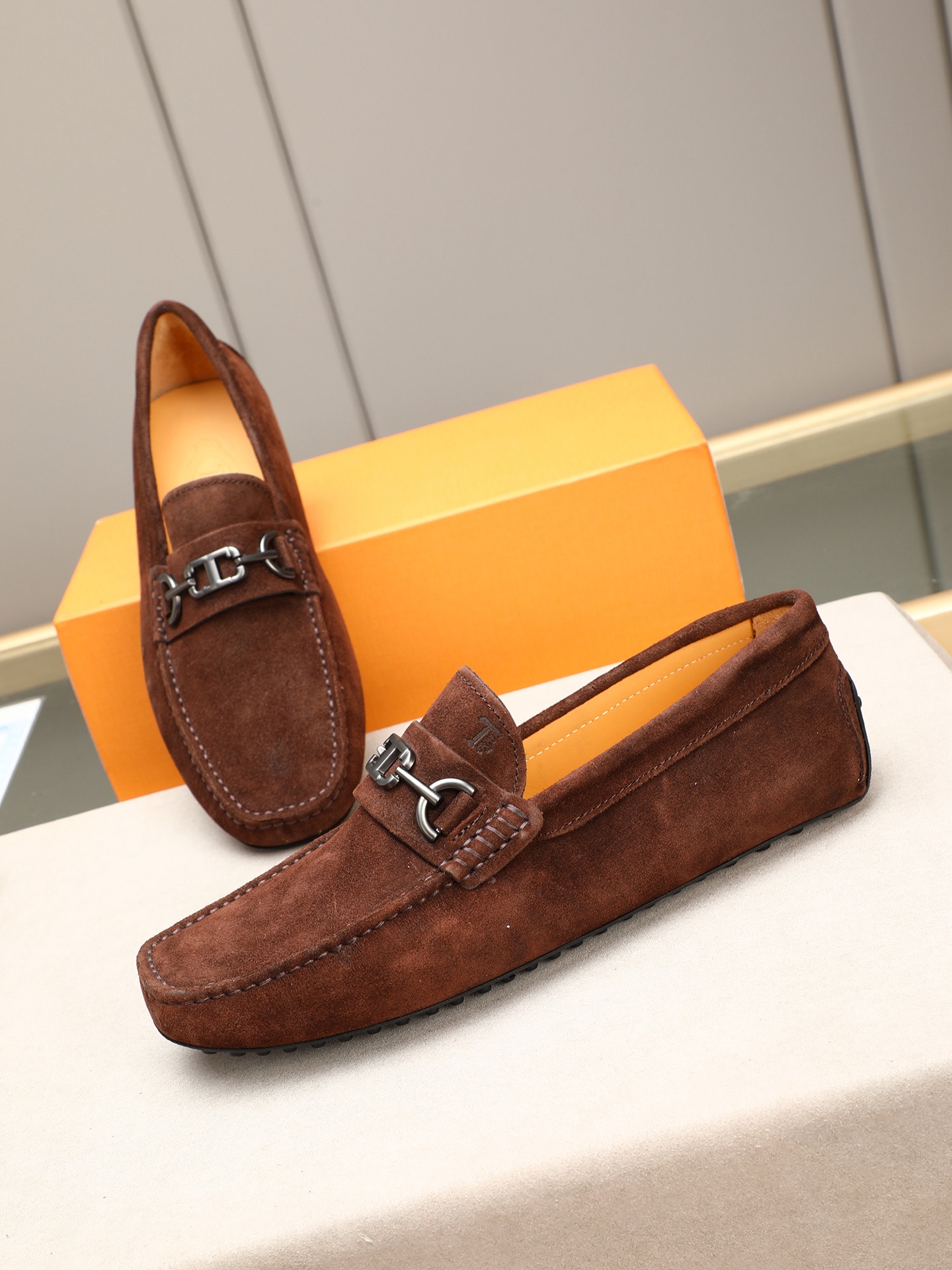 PP280  TOD‘S 高端经典男士豆豆鞋，官网同步，高端品质，顶级版本，原版全套包装
      进口头层小牛皮＋ 水染牛皮内里， 新款配饰扣
        黑色，深灰色，蓝色，咖啡色，铁灰色，白色，军绿色，蛋黄色，红色，浅灰色，杏色
         Size：38-44(45 46定做)现货