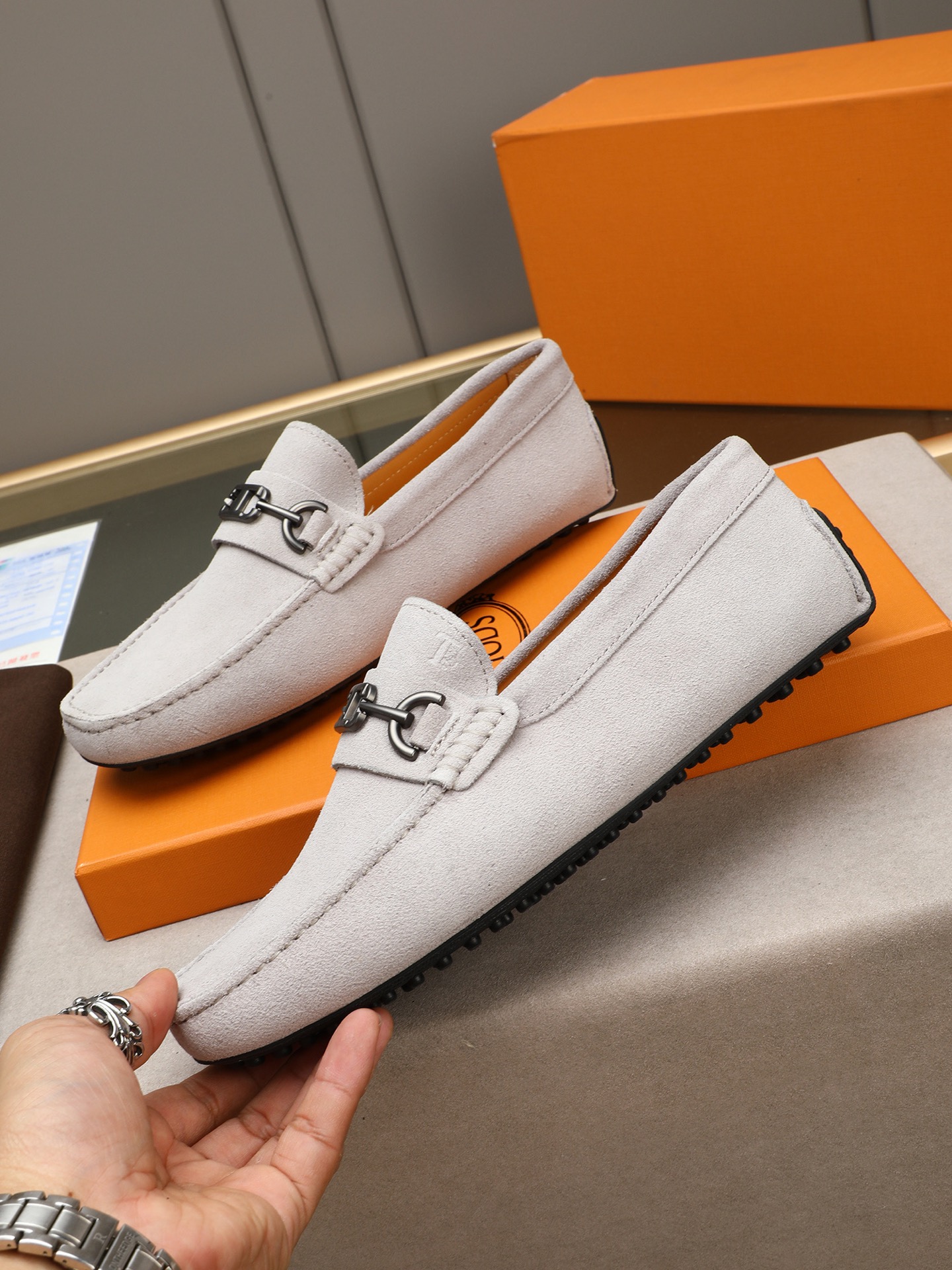 PP280  TOD‘S 高端经典男士豆豆鞋，官网同步，高端品质，顶级版本，原版全套包装
      进口头层小牛皮＋ 水染牛皮内里， 新款配饰扣
        黑色，深灰色，蓝色，咖啡色，铁灰色，白色，军绿色，蛋黄色，红色，浅灰色，杏色
         Size：38-44(45 46定做)现货