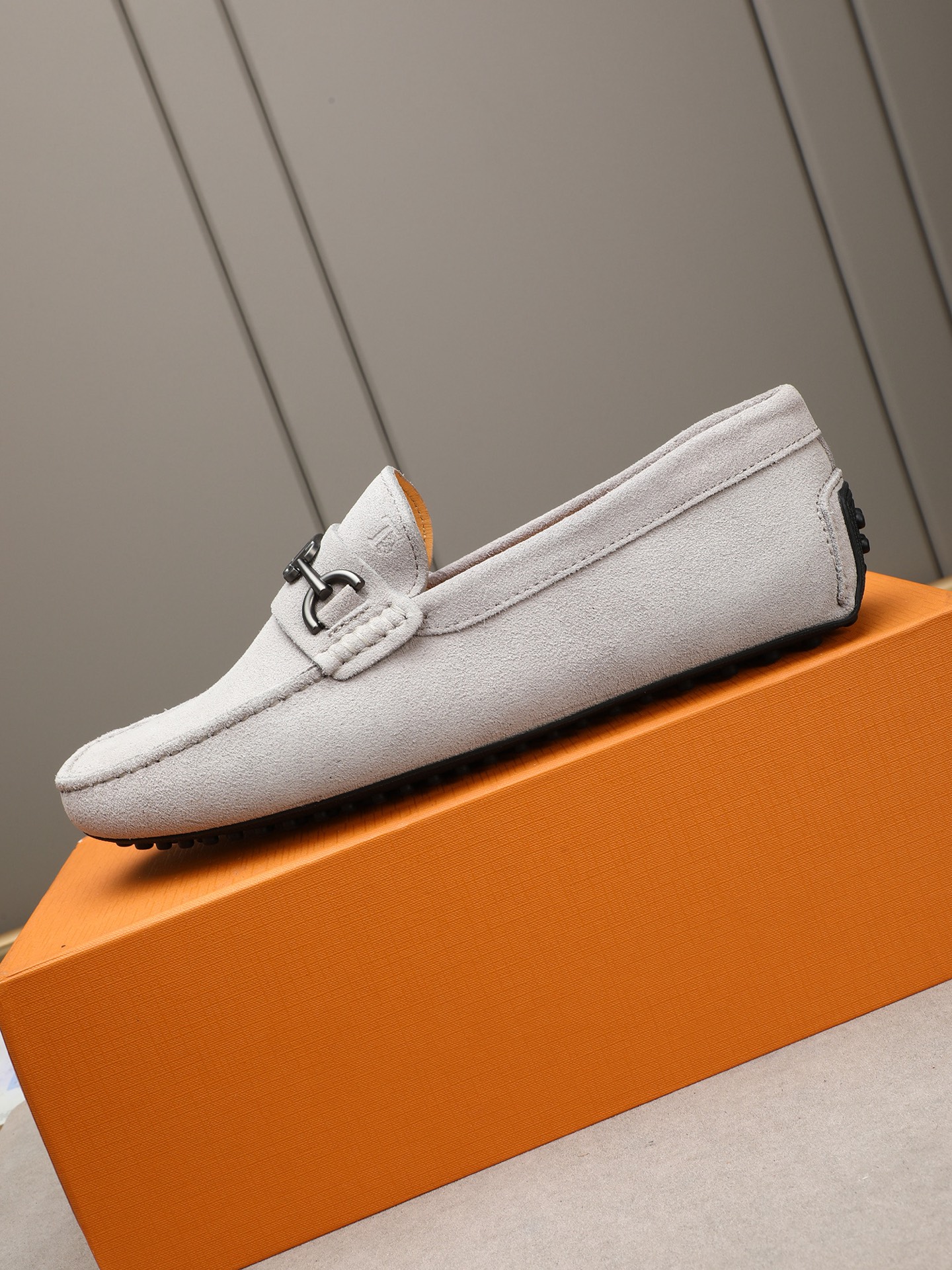 PP280  TOD‘S 高端经典男士豆豆鞋，官网同步，高端品质，顶级版本，原版全套包装
      进口头层小牛皮＋ 水染牛皮内里， 新款配饰扣
        黑色，深灰色，蓝色，咖啡色，铁灰色，白色，军绿色，蛋黄色，红色，浅灰色，杏色
         Size：38-44(45 46定做)现货