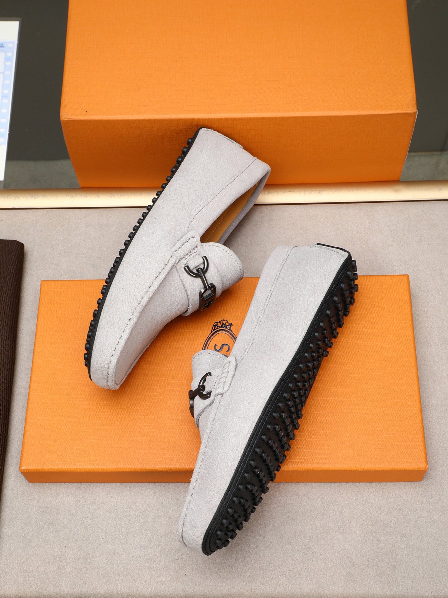 PP280  TOD‘S 高端经典男士豆豆鞋，官网同步，高端品质，顶级版本，原版全套包装
      进口头层小牛皮＋ 水染牛皮内里， 新款配饰扣
        黑色，深灰色，蓝色，咖啡色，铁灰色，白色，军绿色，蛋黄色，红色，浅灰色，杏色
         Size：38-44(45 46定做)现货