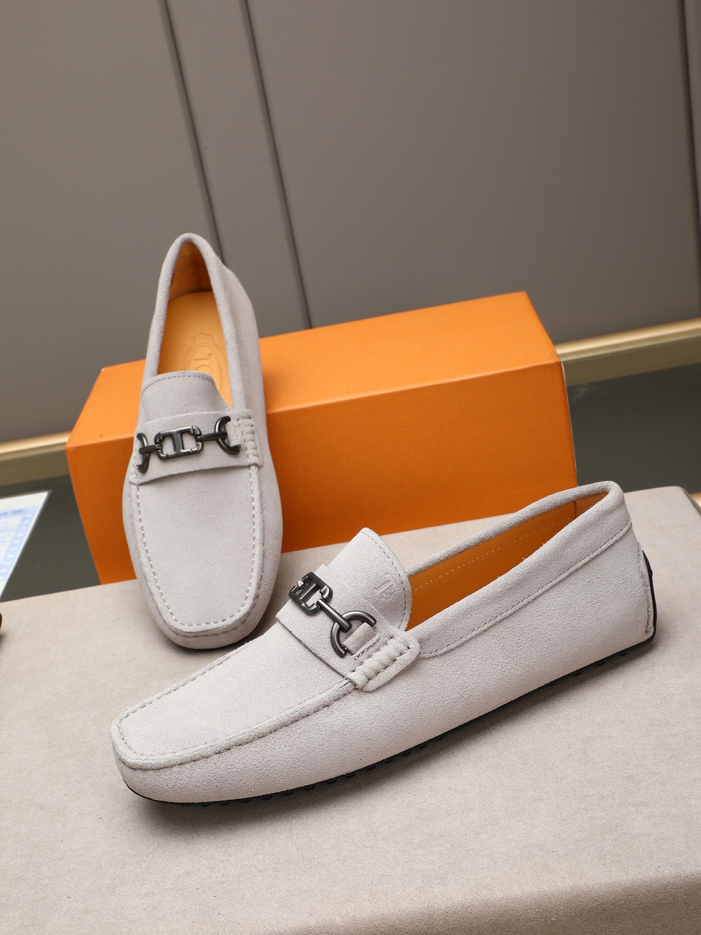 PP280  TOD‘S 高端经典男士豆豆鞋，官网同步，高端品质，顶级版本，原版全套包装
      进口头层小牛皮＋ 水染牛皮内里， 新款配饰扣
        黑色，深灰色，蓝色，咖啡色，铁灰色，白色，军绿色，蛋黄色，红色，浅灰色，杏色
         Size：38-44(45 46定做)现货