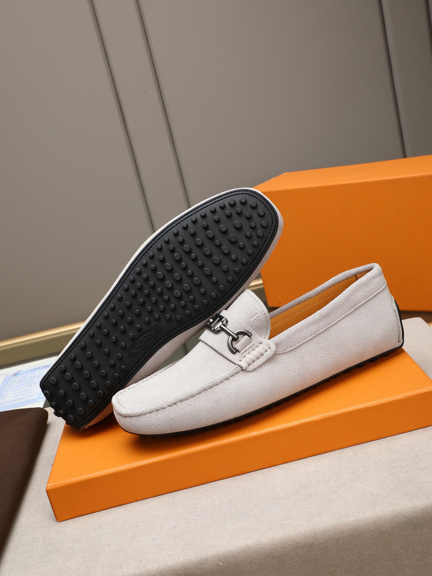 PP280  TOD‘S 高端经典男士豆豆鞋，官网同步，高端品质，顶级版本，原版全套包装
      进口头层小牛皮＋ 水染牛皮内里， 新款配饰扣
        黑色，深灰色，蓝色，咖啡色，铁灰色，白色，军绿色，蛋黄色，红色，浅灰色，杏色
         Size：38-44(45 46定做)现货