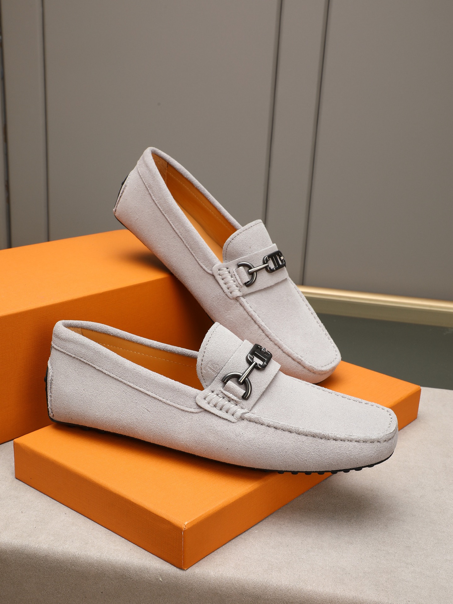 PP280  TOD‘S 高端经典男士豆豆鞋，官网同步，高端品质，顶级版本，原版全套包装
      进口头层小牛皮＋ 水染牛皮内里， 新款配饰扣
        黑色，深灰色，蓝色，咖啡色，铁灰色，白色，军绿色，蛋黄色，红色，浅灰色，杏色
         Size：38-44(45 46定做)现货