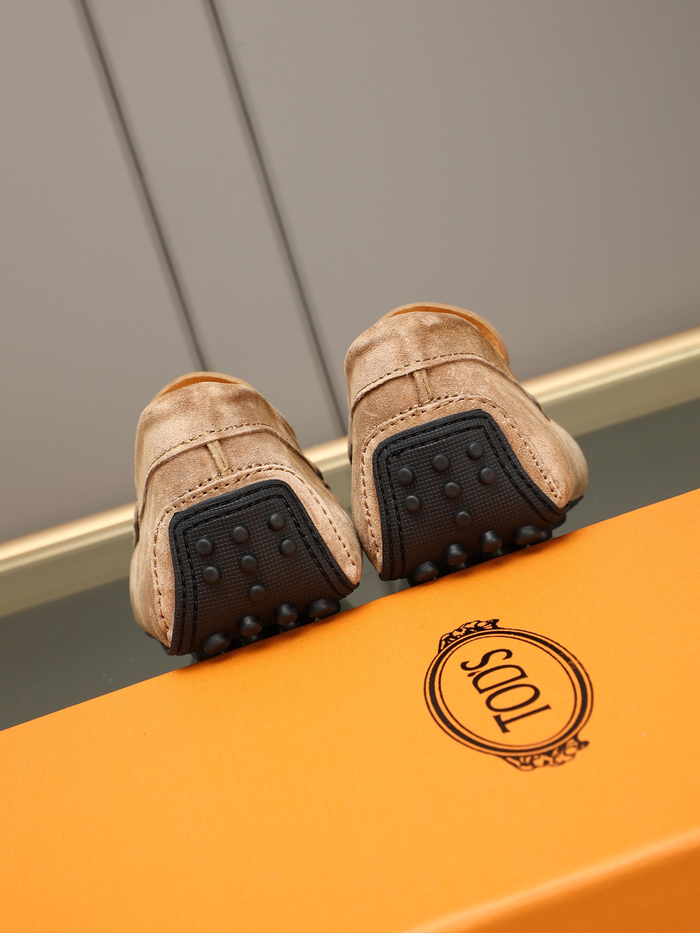 PP280  TOD‘S 高端经典男士豆豆鞋，官网同步，高端品质，顶级版本，原版全套包装
      进口头层小牛皮＋ 水染牛皮内里， 新款配饰扣
        黑色，深灰色，蓝色，咖啡色，铁灰色，白色，军绿色，蛋黄色，红色，浅灰色，杏色
         Size：38-44(45 46定做)现货