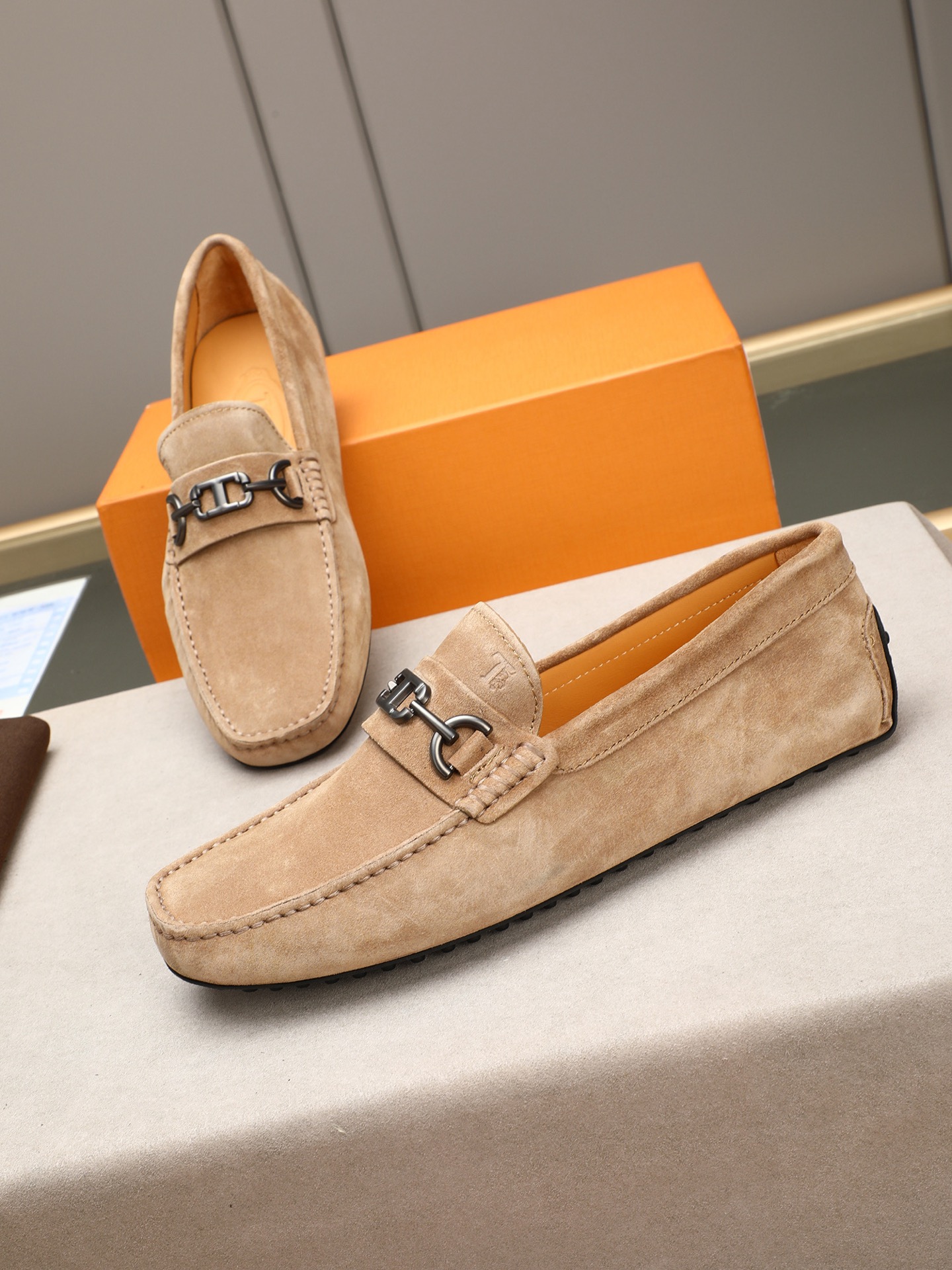 PP280  TOD‘S 高端经典男士豆豆鞋，官网同步，高端品质，顶级版本，原版全套包装
      进口头层小牛皮＋ 水染牛皮内里， 新款配饰扣
        黑色，深灰色，蓝色，咖啡色，铁灰色，白色，军绿色，蛋黄色，红色，浅灰色，杏色
         Size：38-44(45 46定做)现货