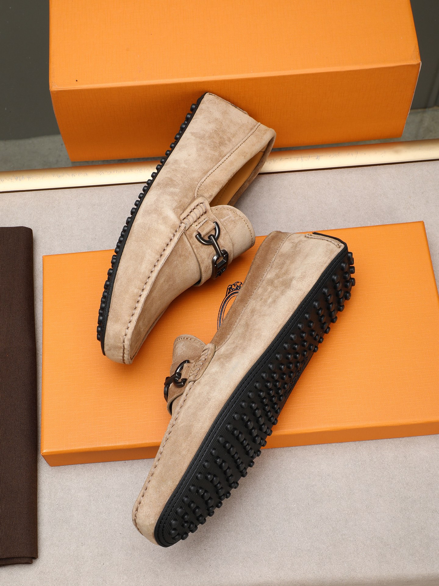 PP280  TOD‘S 高端经典男士豆豆鞋，官网同步，高端品质，顶级版本，原版全套包装
      进口头层小牛皮＋ 水染牛皮内里， 新款配饰扣
        黑色，深灰色，蓝色，咖啡色，铁灰色，白色，军绿色，蛋黄色，红色，浅灰色，杏色
         Size：38-44(45 46定做)现货