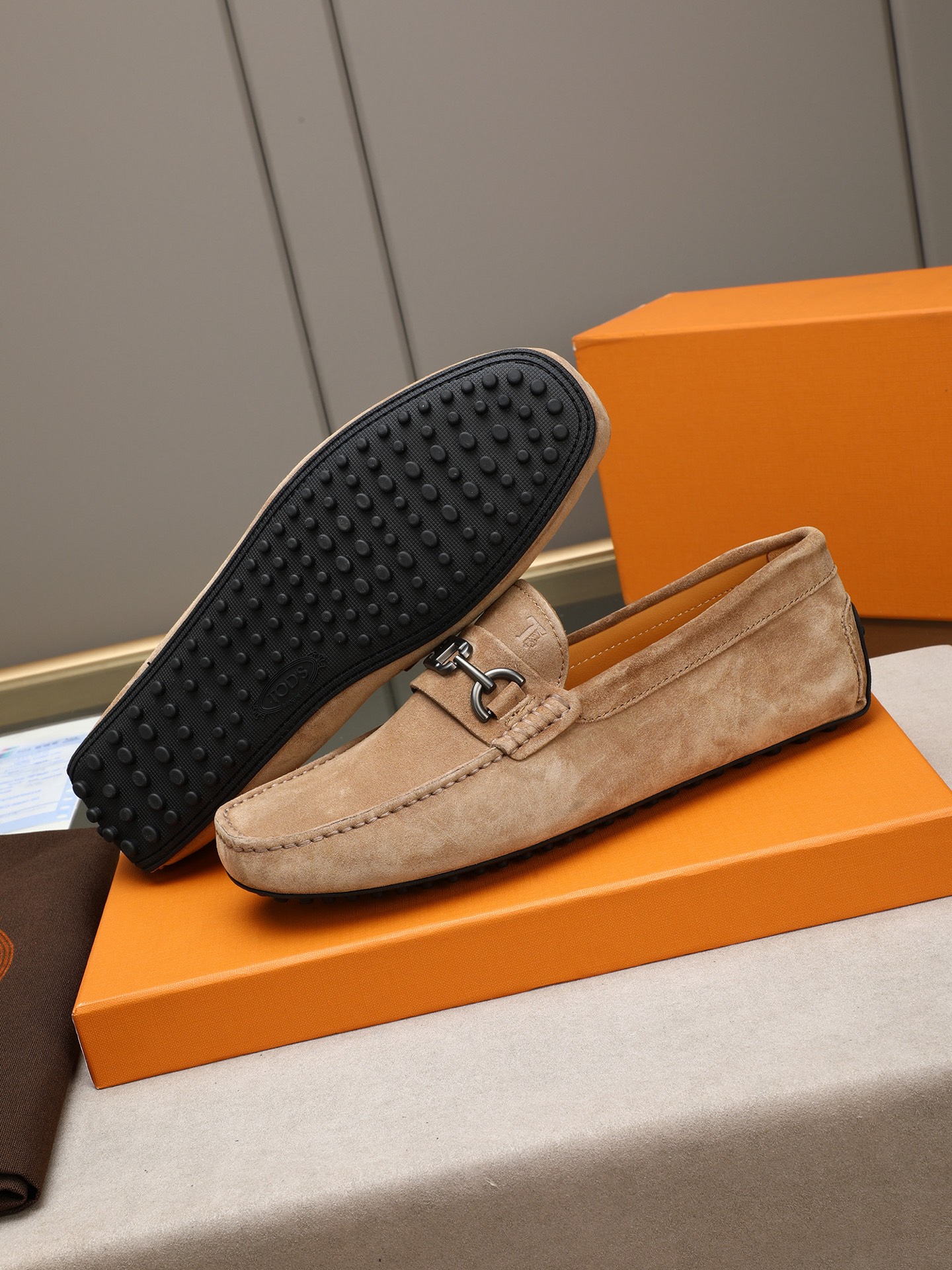 PP280  TOD‘S 高端经典男士豆豆鞋，官网同步，高端品质，顶级版本，原版全套包装
      进口头层小牛皮＋ 水染牛皮内里， 新款配饰扣
        黑色，深灰色，蓝色，咖啡色，铁灰色，白色，军绿色，蛋黄色，红色，浅灰色，杏色
         Size：38-44(45 46定做)现货