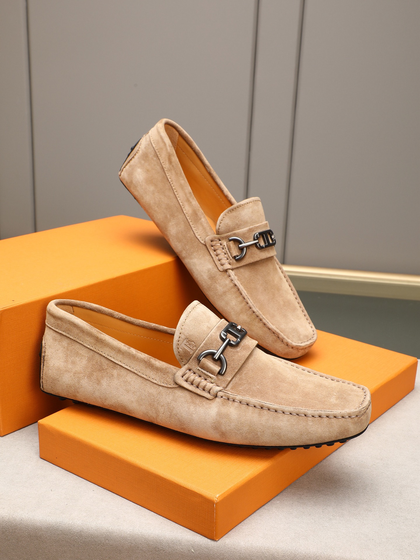 PP280  TOD‘S 高端经典男士豆豆鞋，官网同步，高端品质，顶级版本，原版全套包装
      进口头层小牛皮＋ 水染牛皮内里， 新款配饰扣
        黑色，深灰色，蓝色，咖啡色，铁灰色，白色，军绿色，蛋黄色，红色，浅灰色，杏色
         Size：38-44(45 46定做)现货