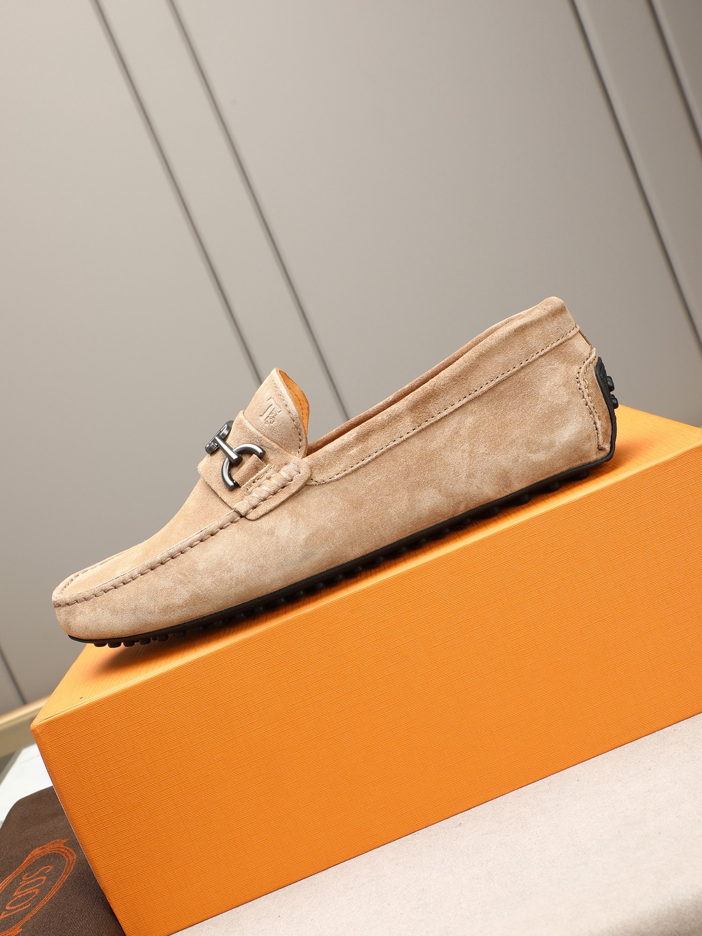 PP280  TOD‘S 高端经典男士豆豆鞋，官网同步，高端品质，顶级版本，原版全套包装
      进口头层小牛皮＋ 水染牛皮内里， 新款配饰扣
        黑色，深灰色，蓝色，咖啡色，铁灰色，白色，军绿色，蛋黄色，红色，浅灰色，杏色
         Size：38-44(45 46定做)现货