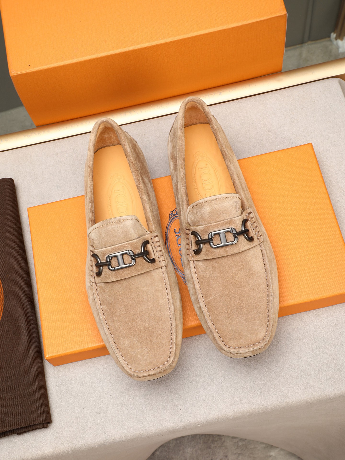PP280  TOD‘S 高端经典男士豆豆鞋，官网同步，高端品质，顶级版本，原版全套包装
      进口头层小牛皮＋ 水染牛皮内里， 新款配饰扣
        黑色，深灰色，蓝色，咖啡色，铁灰色，白色，军绿色，蛋黄色，红色，浅灰色，杏色
         Size：38-44(45 46定做)现货