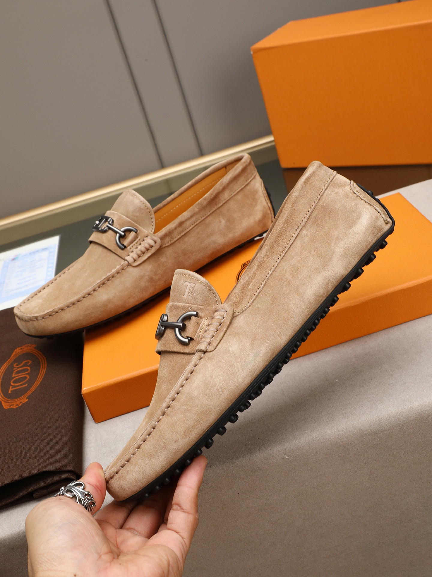 PP280  TOD‘S 高端经典男士豆豆鞋，官网同步，高端品质，顶级版本，原版全套包装
      进口头层小牛皮＋ 水染牛皮内里， 新款配饰扣
        黑色，深灰色，蓝色，咖啡色，铁灰色，白色，军绿色，蛋黄色，红色，浅灰色，杏色
         Size：38-44(45 46定做)现货