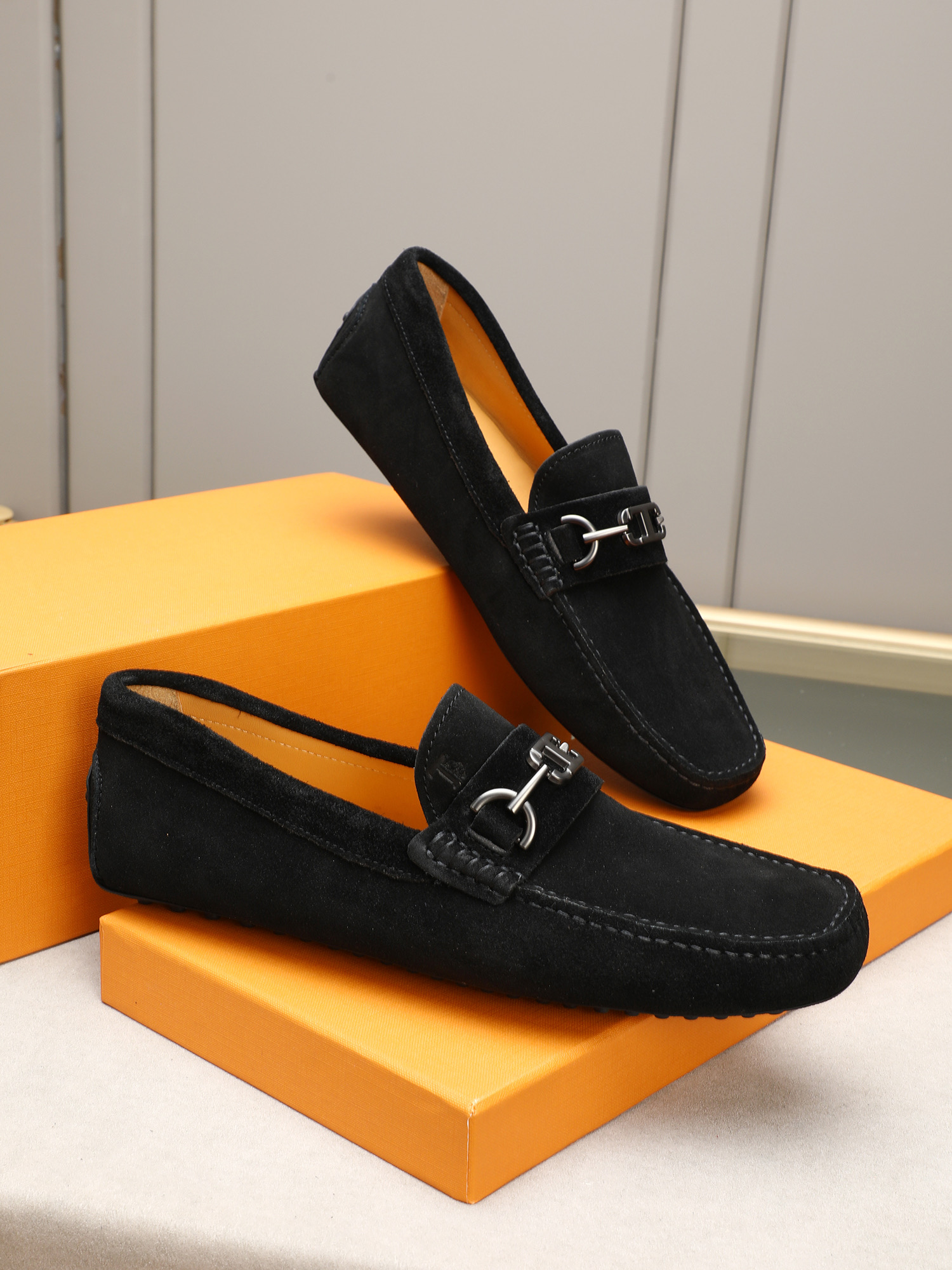 PP280  TOD‘S 高端经典男士豆豆鞋，官网同步，高端品质，顶级版本，原版全套包装
      进口头层小牛皮＋ 水染牛皮内里， 新款配饰扣
        黑色，深灰色，蓝色，咖啡色，铁灰色，白色，军绿色，蛋黄色，红色，浅灰色，杏色
         Size：38-44(45 46定做)现货