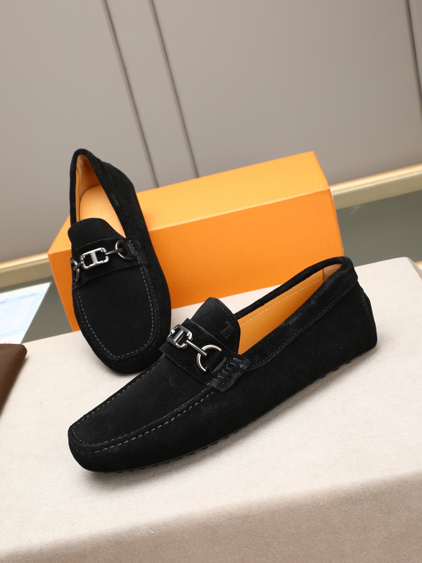 PP280  TOD‘S 高端经典男士豆豆鞋，官网同步，高端品质，顶级版本，原版全套包装
      进口头层小牛皮＋ 水染牛皮内里， 新款配饰扣
        黑色，深灰色，蓝色，咖啡色，铁灰色，白色，军绿色，蛋黄色，红色，浅灰色，杏色
         Size：38-44(45 46定做)现货