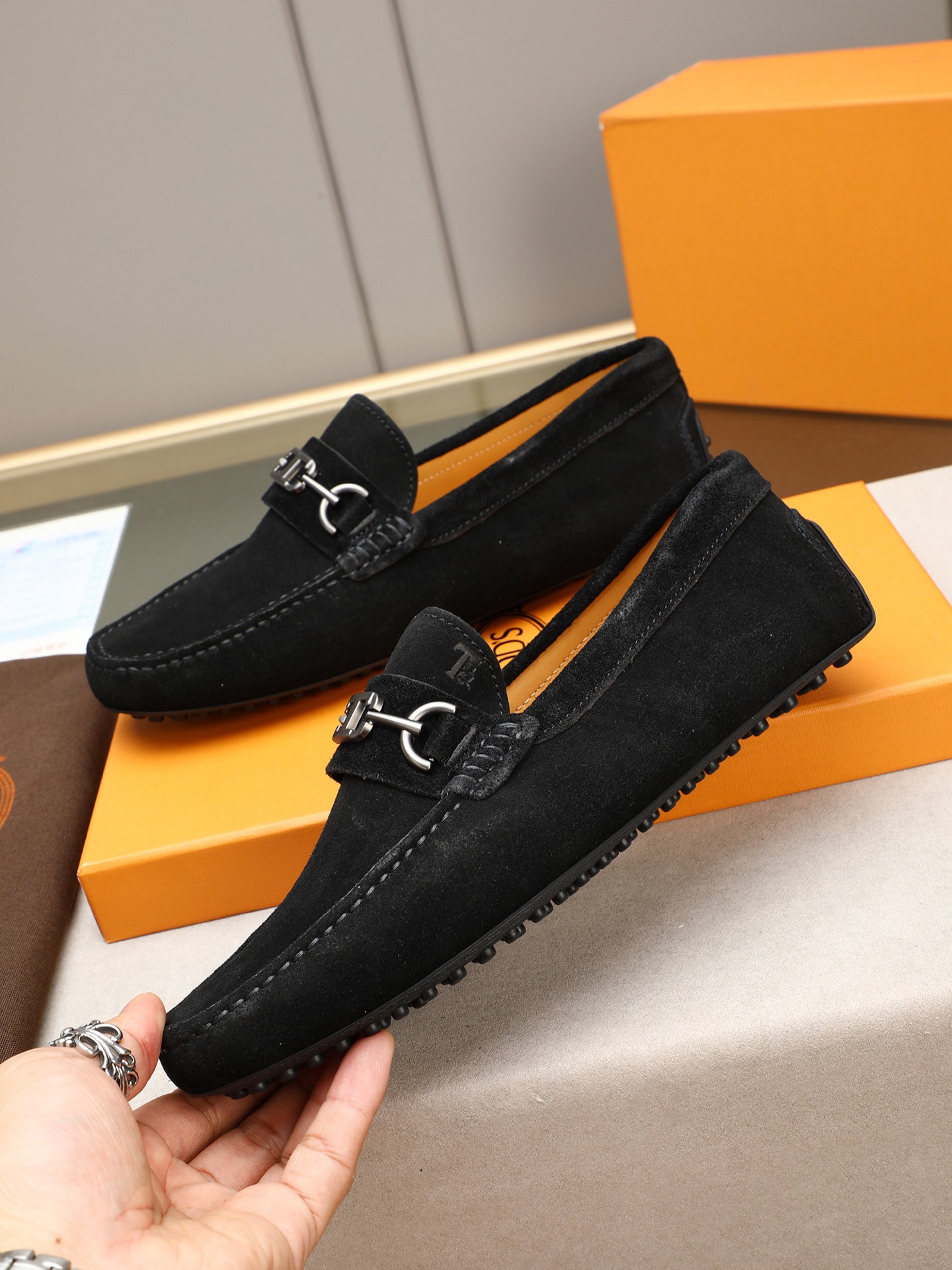 PP280  TOD‘S 高端经典男士豆豆鞋，官网同步，高端品质，顶级版本，原版全套包装
      进口头层小牛皮＋ 水染牛皮内里， 新款配饰扣
        黑色，深灰色，蓝色，咖啡色，铁灰色，白色，军绿色，蛋黄色，红色，浅灰色，杏色
         Size：38-44(45 46定做)现货