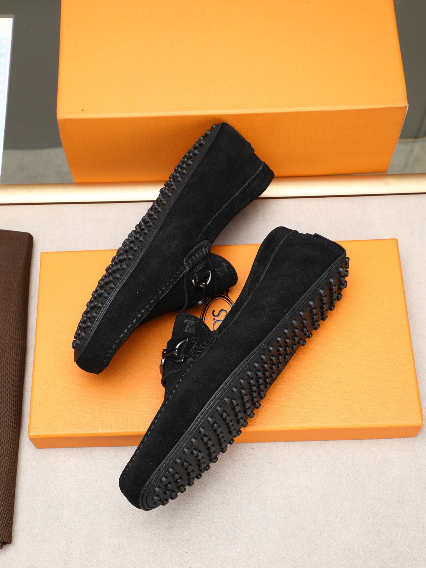 PP280  TOD‘S 高端经典男士豆豆鞋，官网同步，高端品质，顶级版本，原版全套包装
      进口头层小牛皮＋ 水染牛皮内里， 新款配饰扣
        黑色，深灰色，蓝色，咖啡色，铁灰色，白色，军绿色，蛋黄色，红色，浅灰色，杏色
         Size：38-44(45 46定做)现货