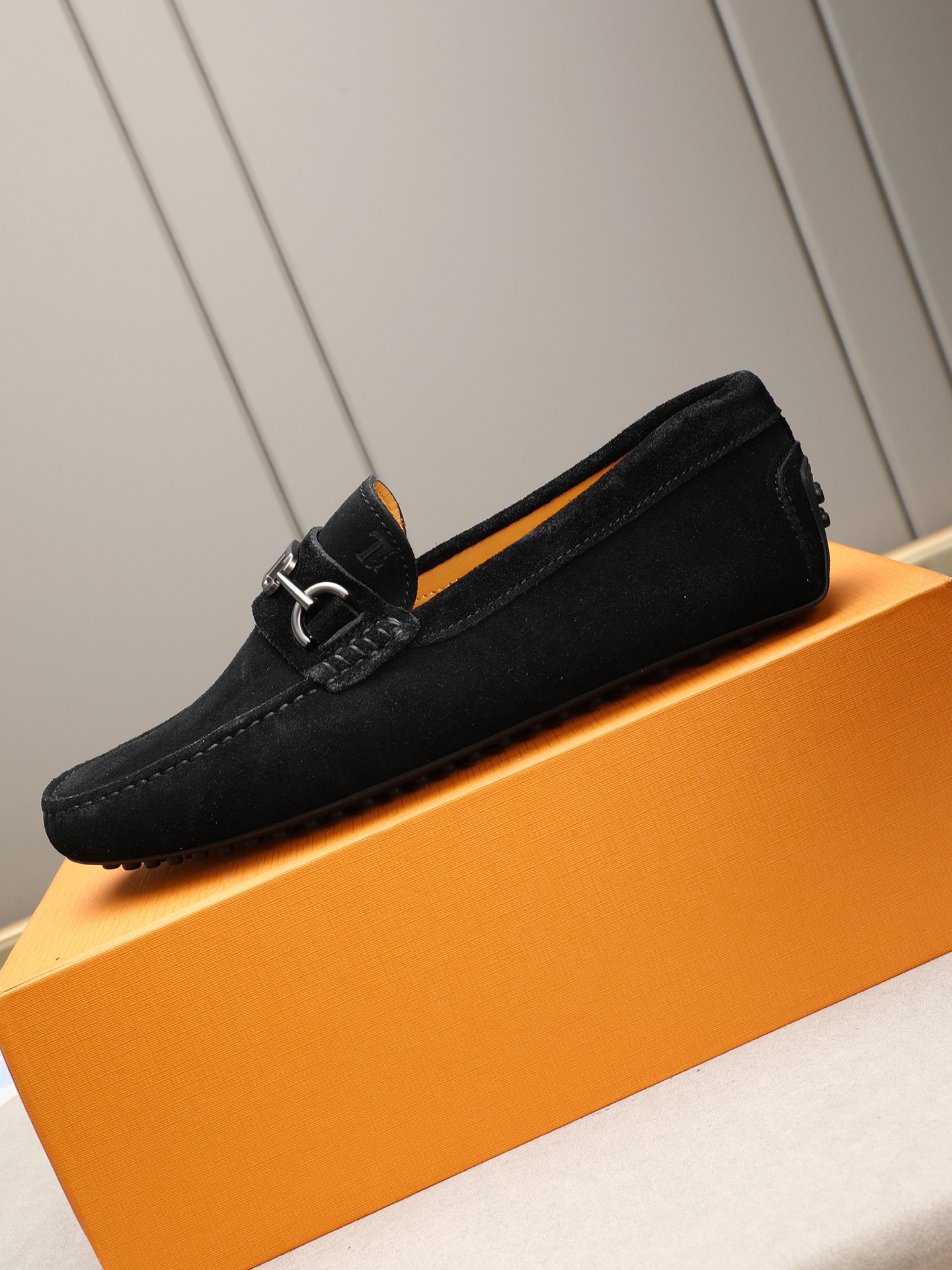 PP280  TOD‘S 高端经典男士豆豆鞋，官网同步，高端品质，顶级版本，原版全套包装
      进口头层小牛皮＋ 水染牛皮内里， 新款配饰扣
        黑色，深灰色，蓝色，咖啡色，铁灰色，白色，军绿色，蛋黄色，红色，浅灰色，杏色
         Size：38-44(45 46定做)现货