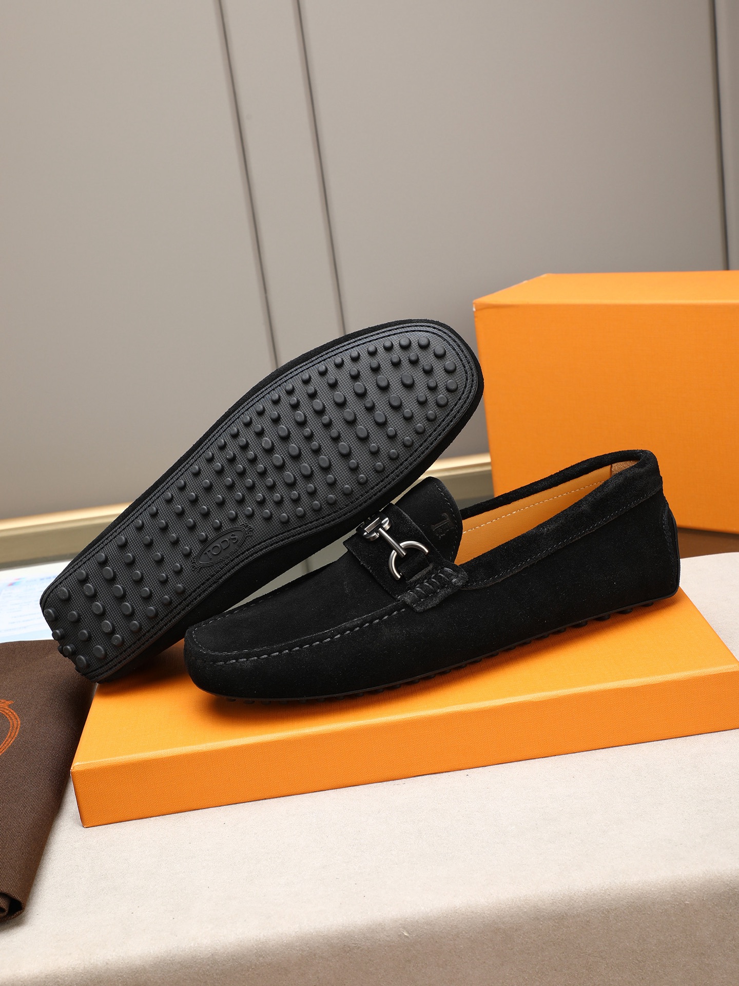 PP280  TOD‘S 高端经典男士豆豆鞋，官网同步，高端品质，顶级版本，原版全套包装
      进口头层小牛皮＋ 水染牛皮内里， 新款配饰扣
        黑色，深灰色，蓝色，咖啡色，铁灰色，白色，军绿色，蛋黄色，红色，浅灰色，杏色
         Size：38-44(45 46定做)现货