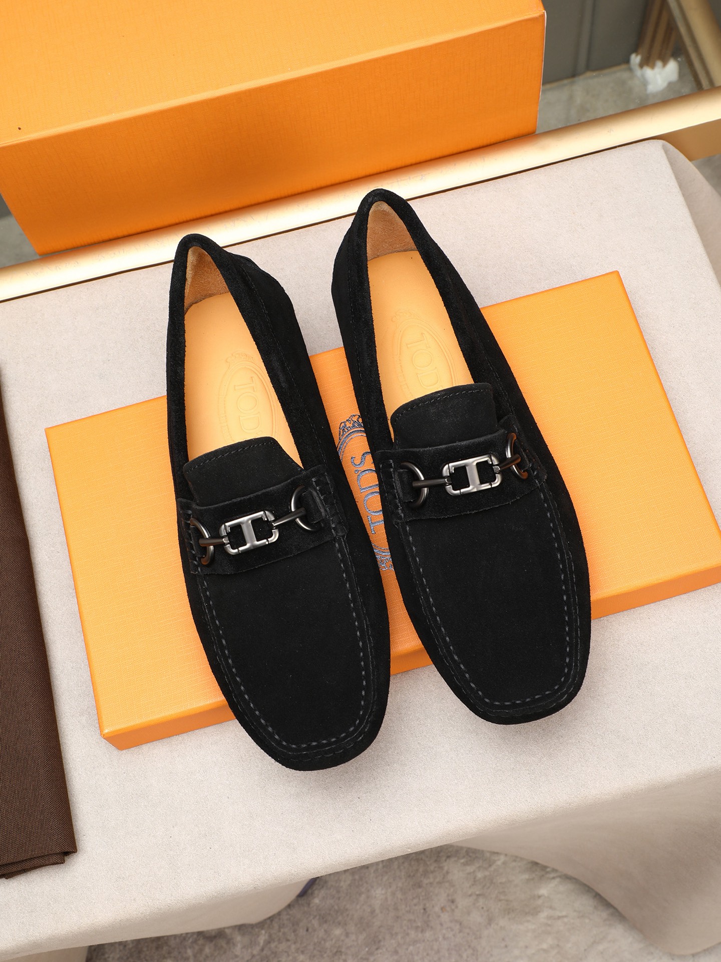PP280  TOD‘S 高端经典男士豆豆鞋，官网同步，高端品质，顶级版本，原版全套包装
      进口头层小牛皮＋ 水染牛皮内里， 新款配饰扣
        黑色，深灰色，蓝色，咖啡色，铁灰色，白色，军绿色，蛋黄色，红色，浅灰色，杏色
         Size：38-44(45 46定做)现货